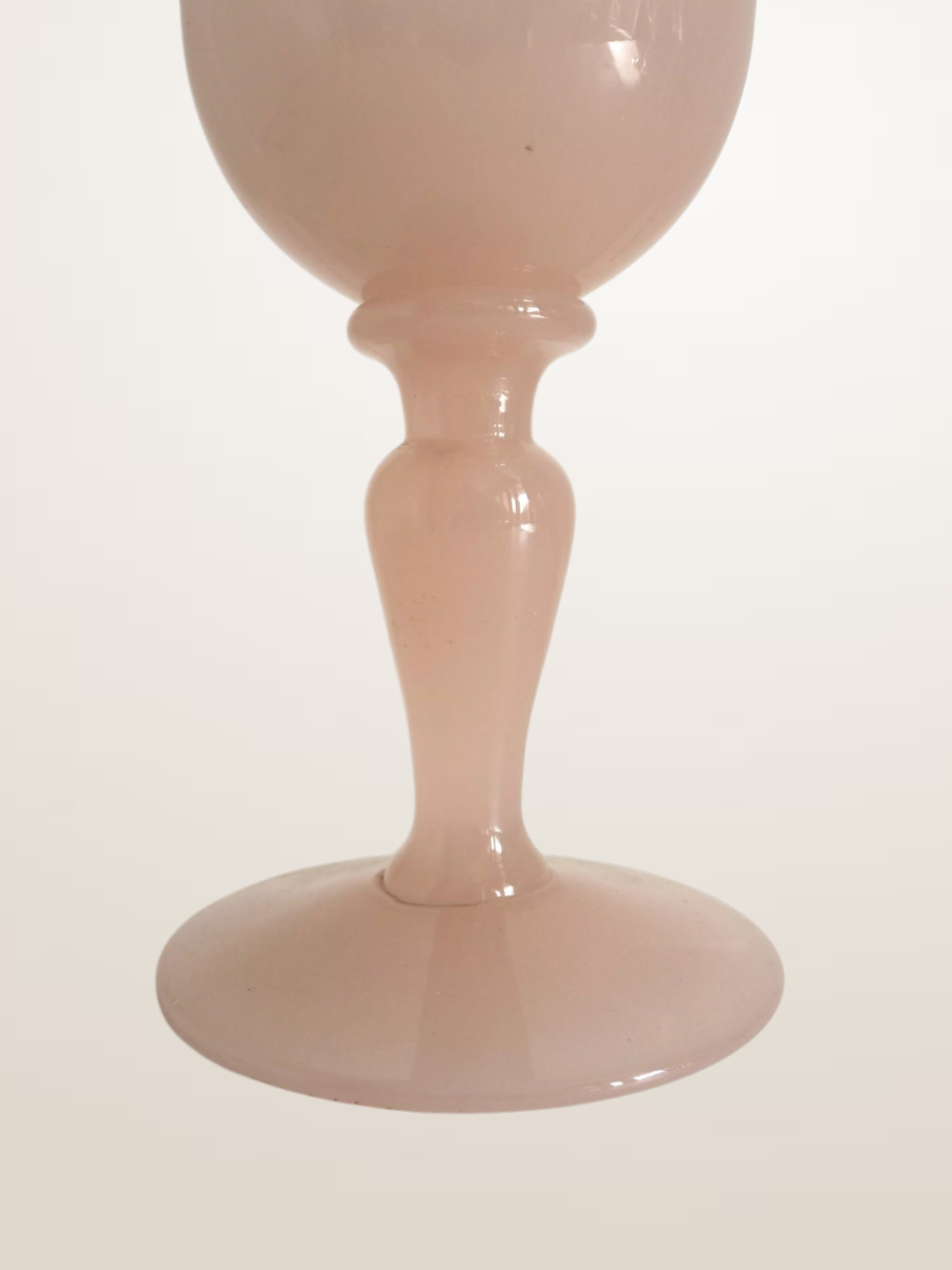 Vase sur pied en opaline rose