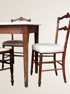 Paire de chaises volantes avec assise tapissée