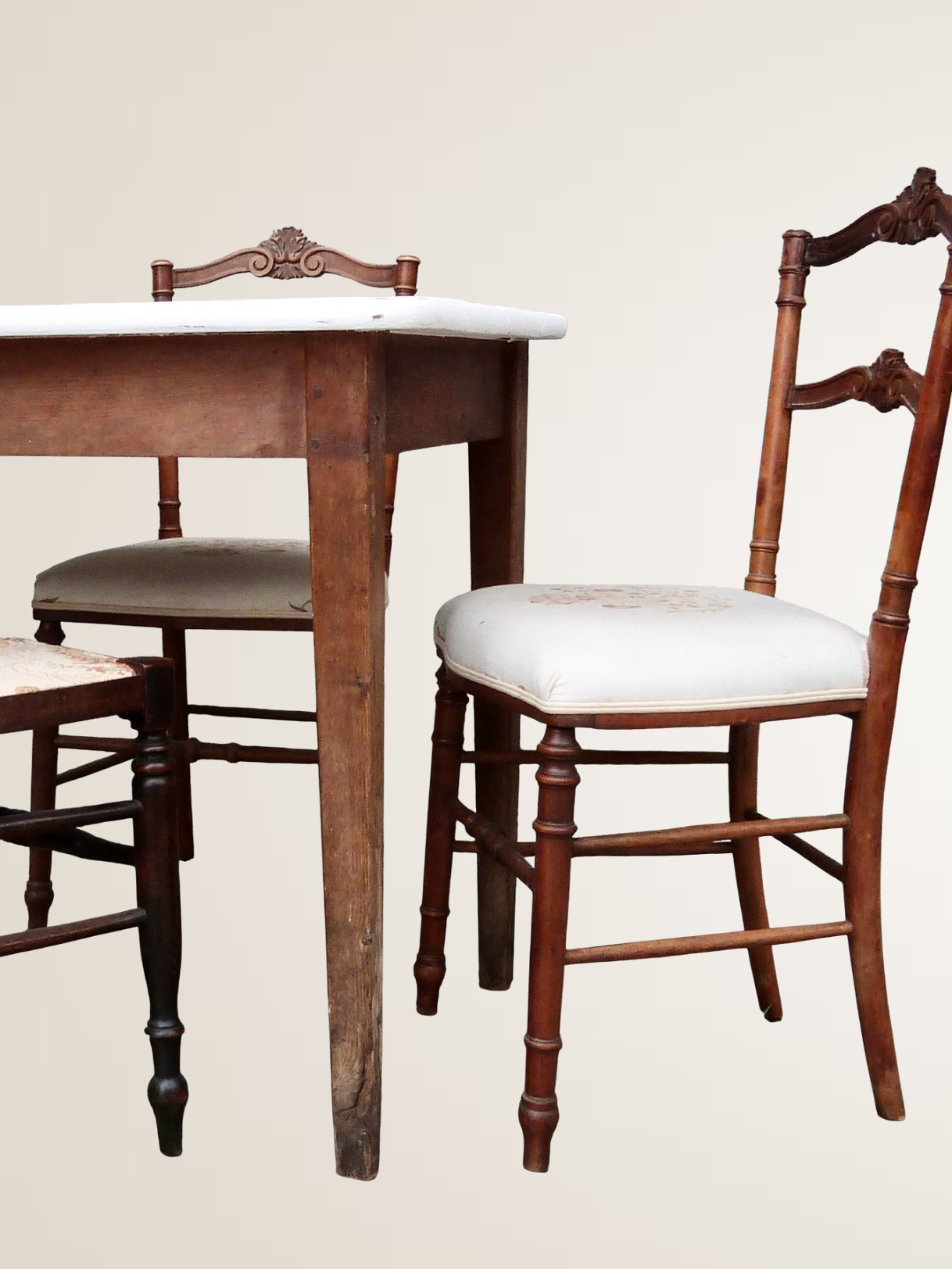 Paire de chaises volantes avec assise tapissée