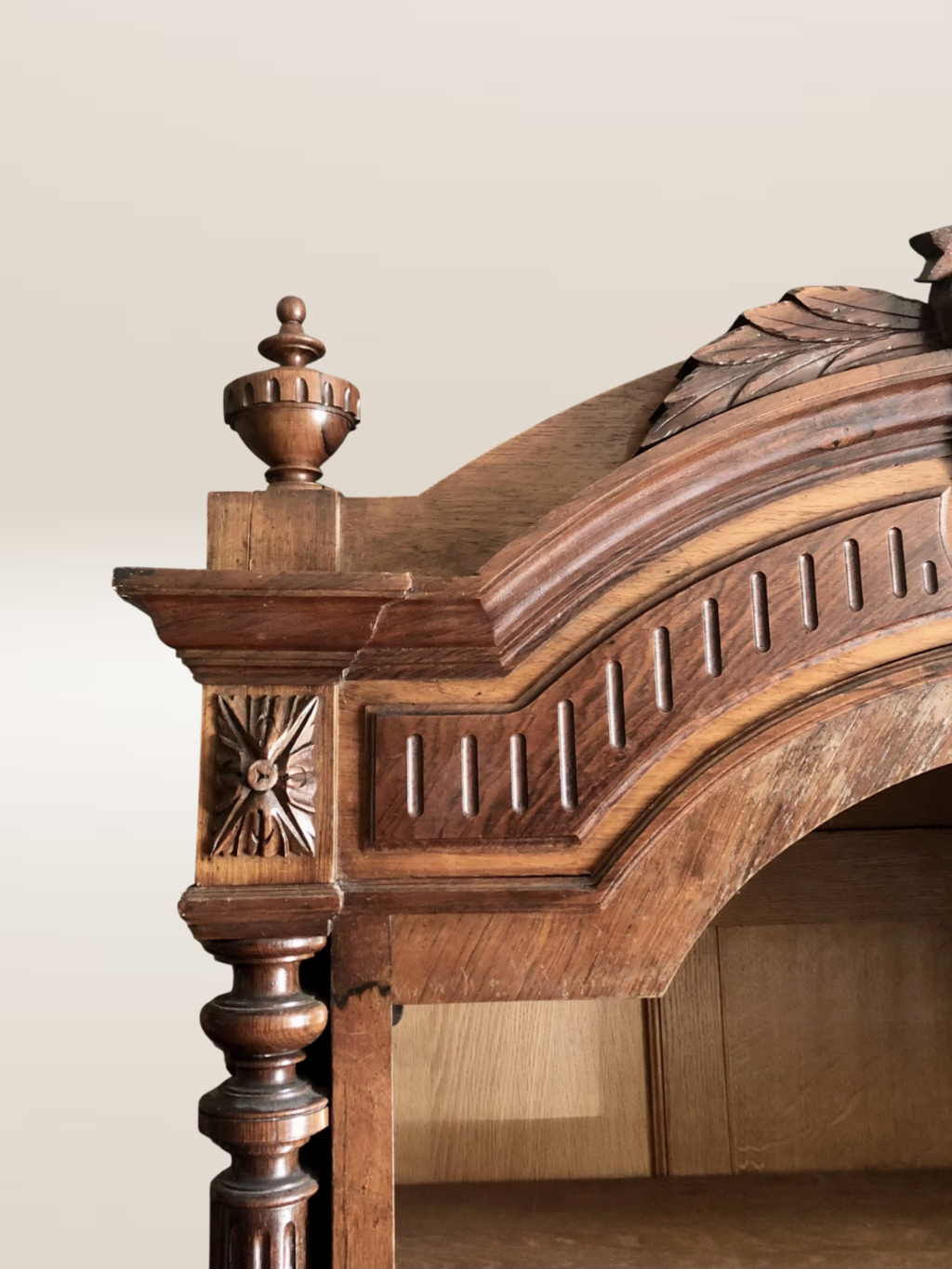 Bibliothèque en bois massif et placage