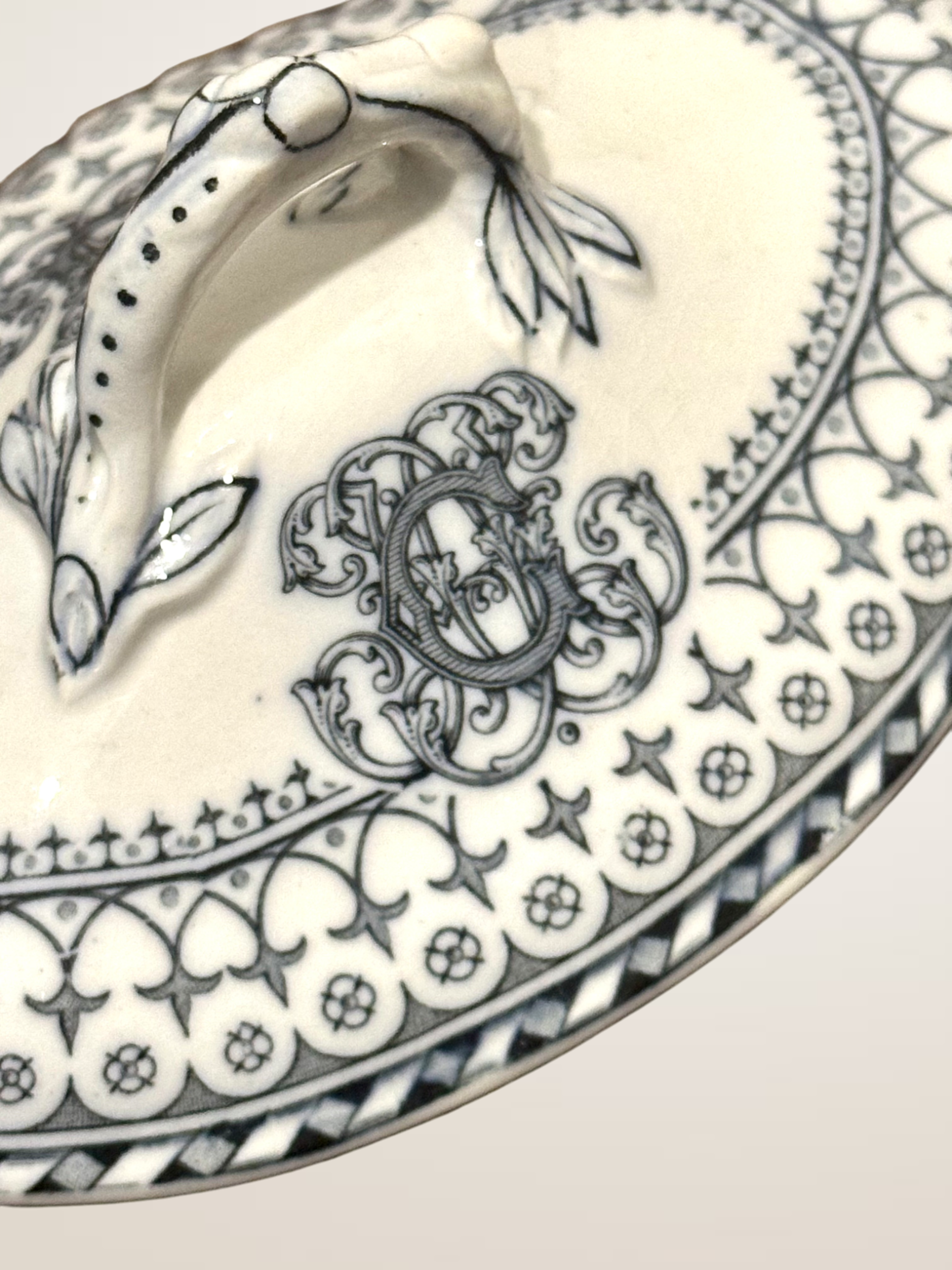 Pot à sauce en faïence fine Mintons à décor imprimé bleu