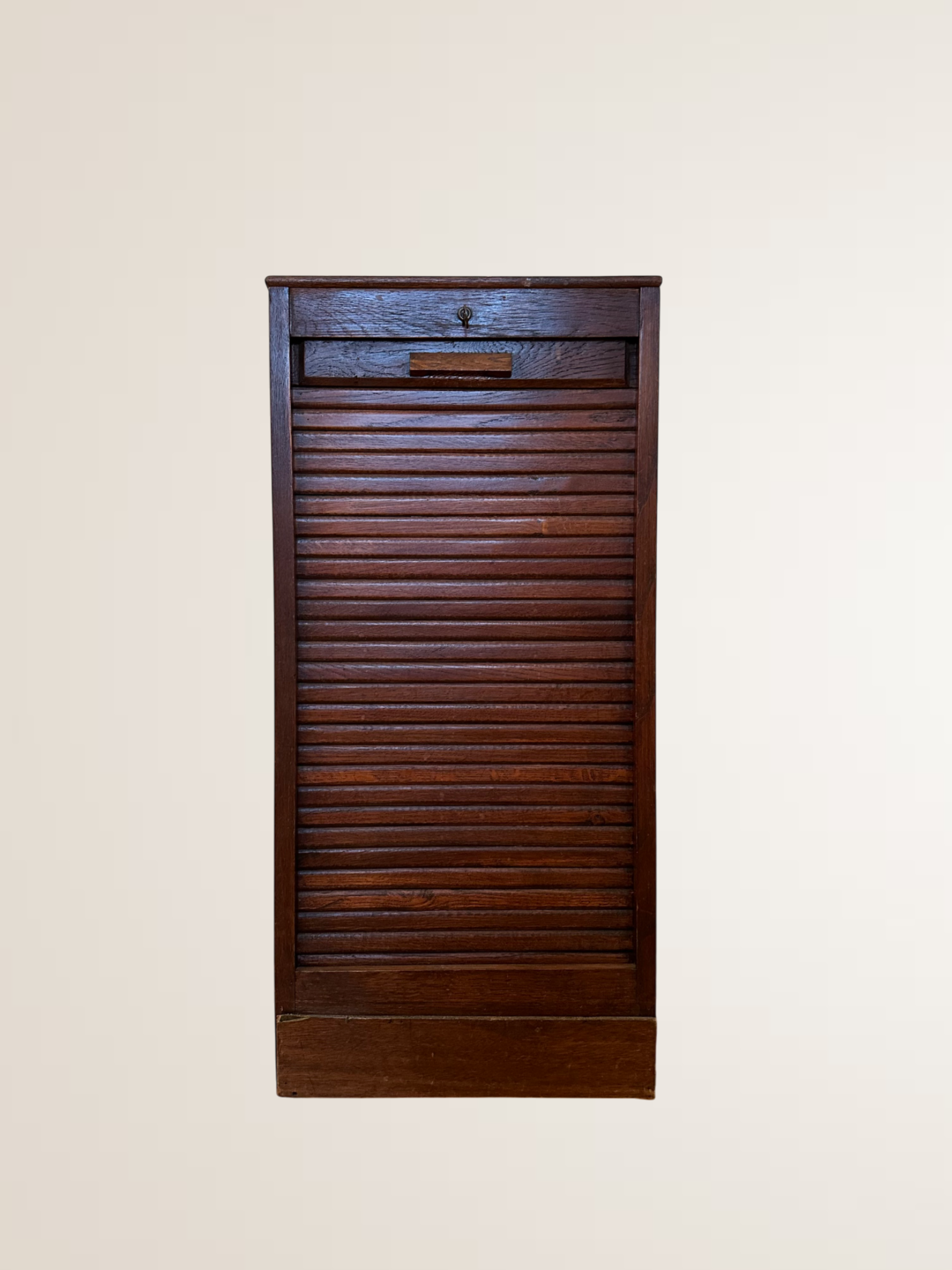 Meuble à rideau bas en bois foncé
