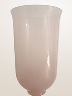 Vase sur pied en opaline rose