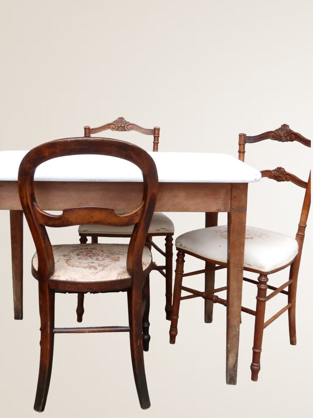 Paire de chaises volantes avec assise tapissée
