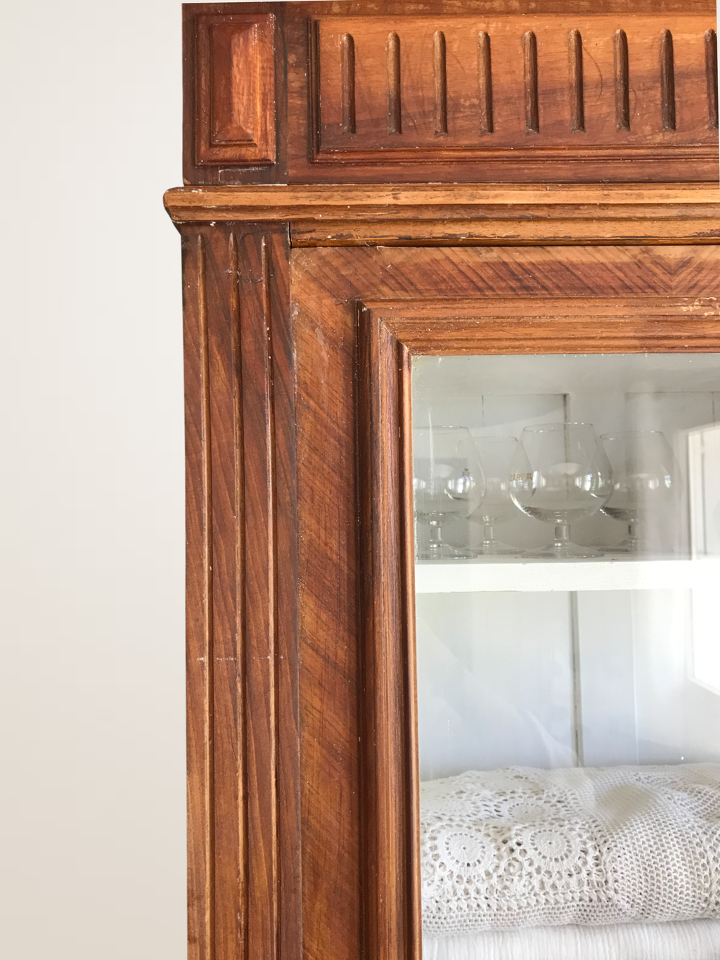 Vitrine ancienne en bois massif