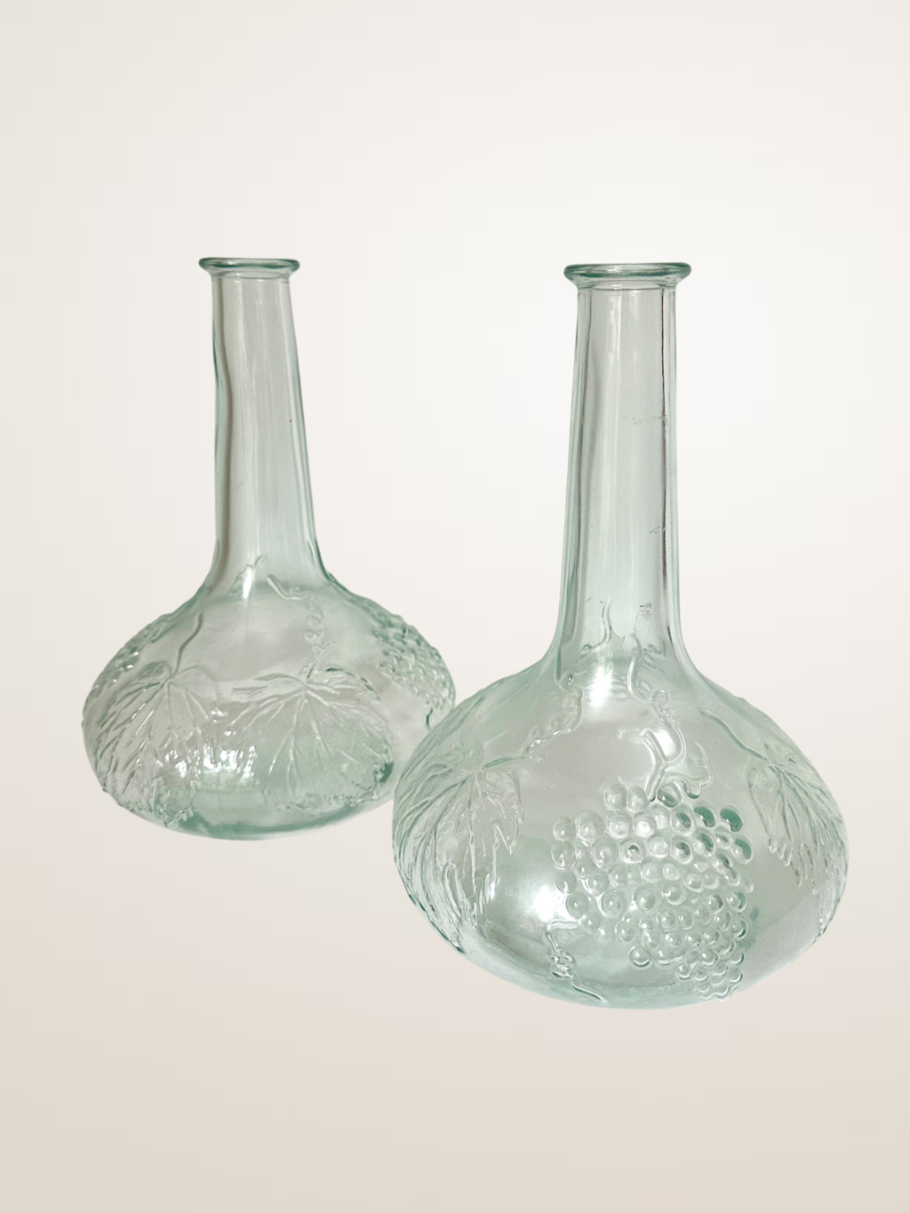 Paire de carafes à vin en verre moulé
