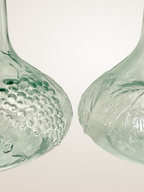 Paire de carafes à vin en verre moulé