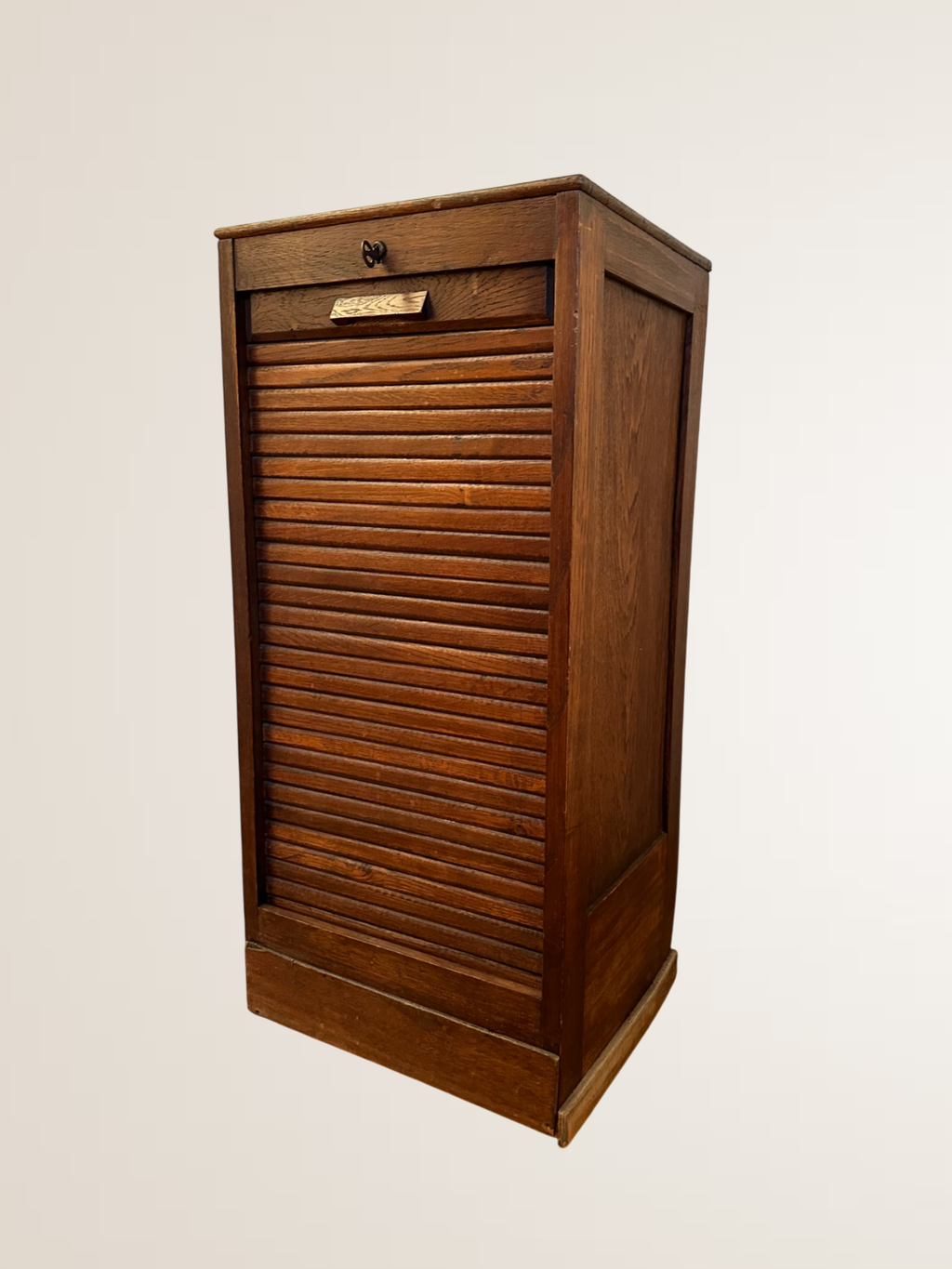 Meuble à rideau bas en bois foncé