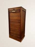 Meuble à rideau bas en bois foncé