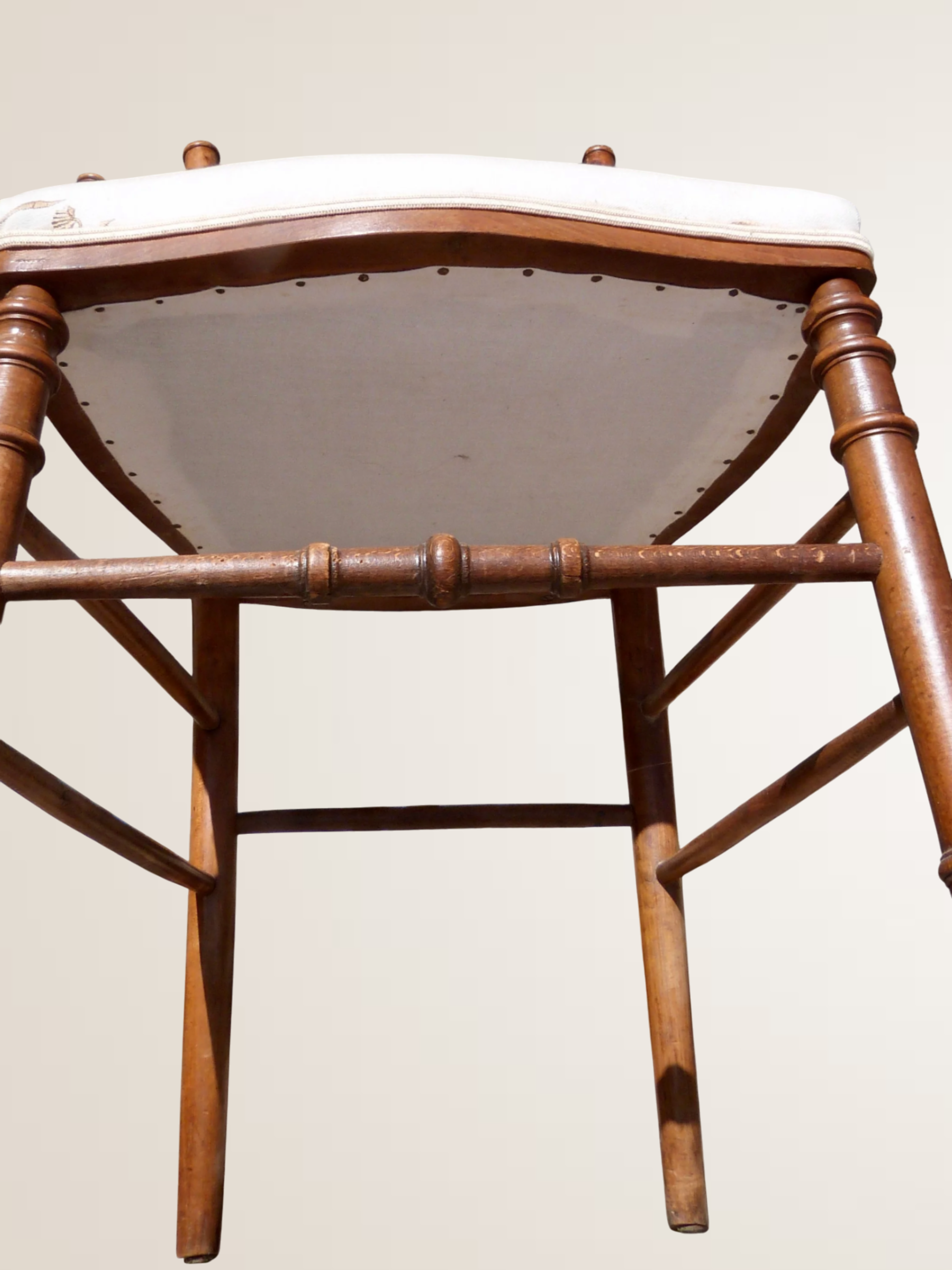 Paire de chaises volantes avec assise tapissée