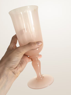 Vase sur pied en opaline rose