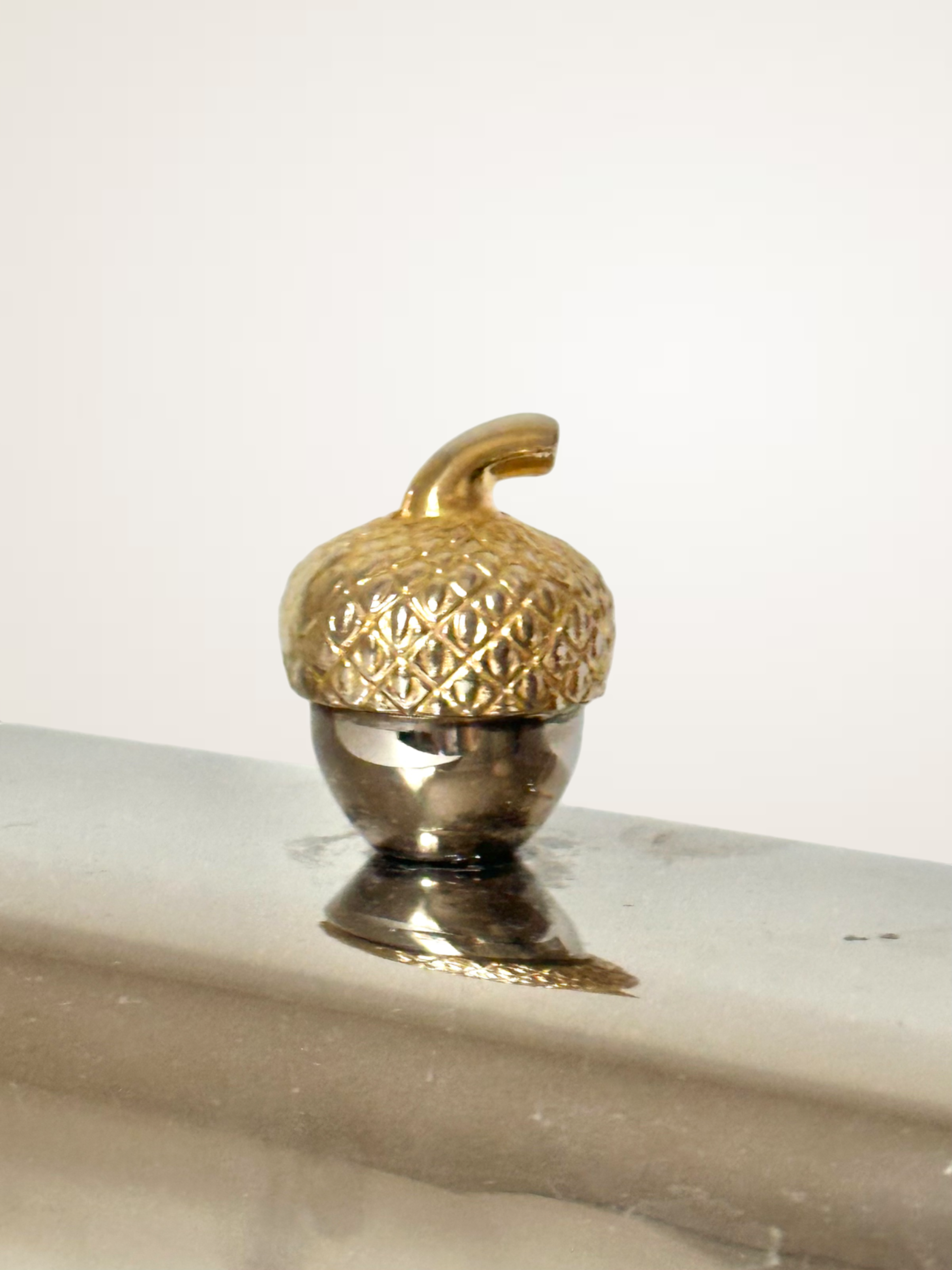 Beurrier couvert en métal argenté, bouton noisette