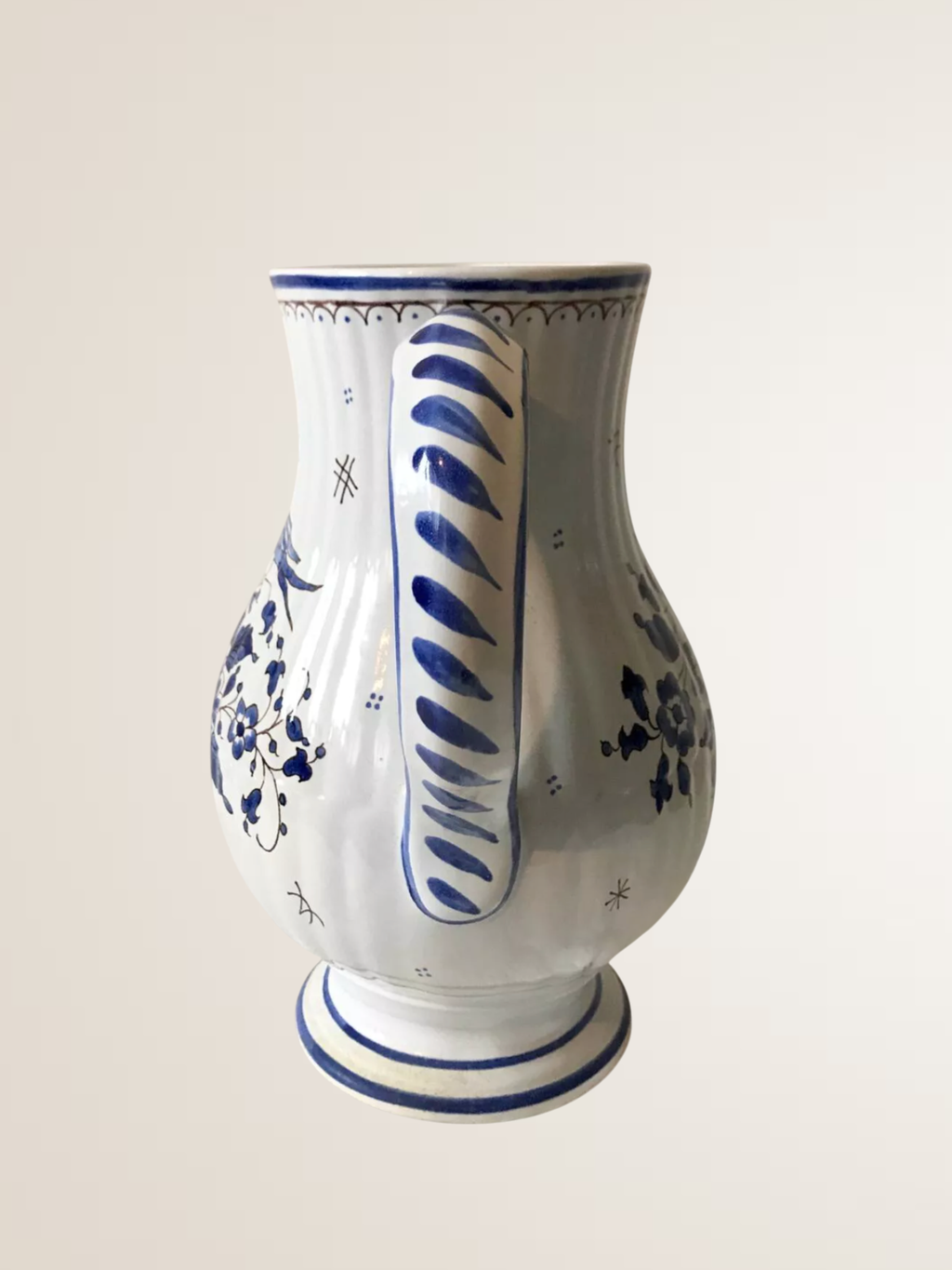 Pichet en faïence de Moutiers, décor bleu peint à la main