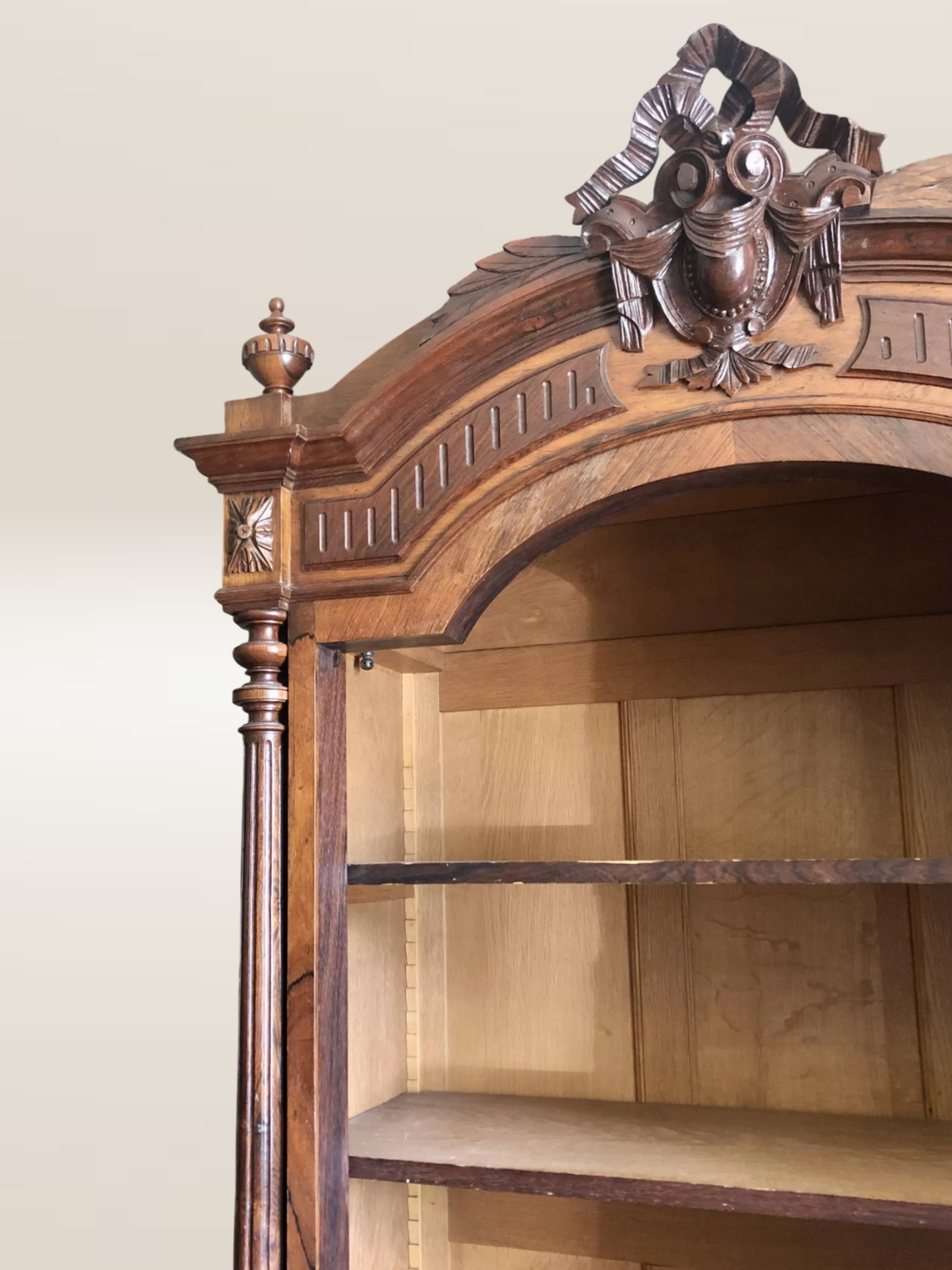 Bibliothèque en bois massif et placage