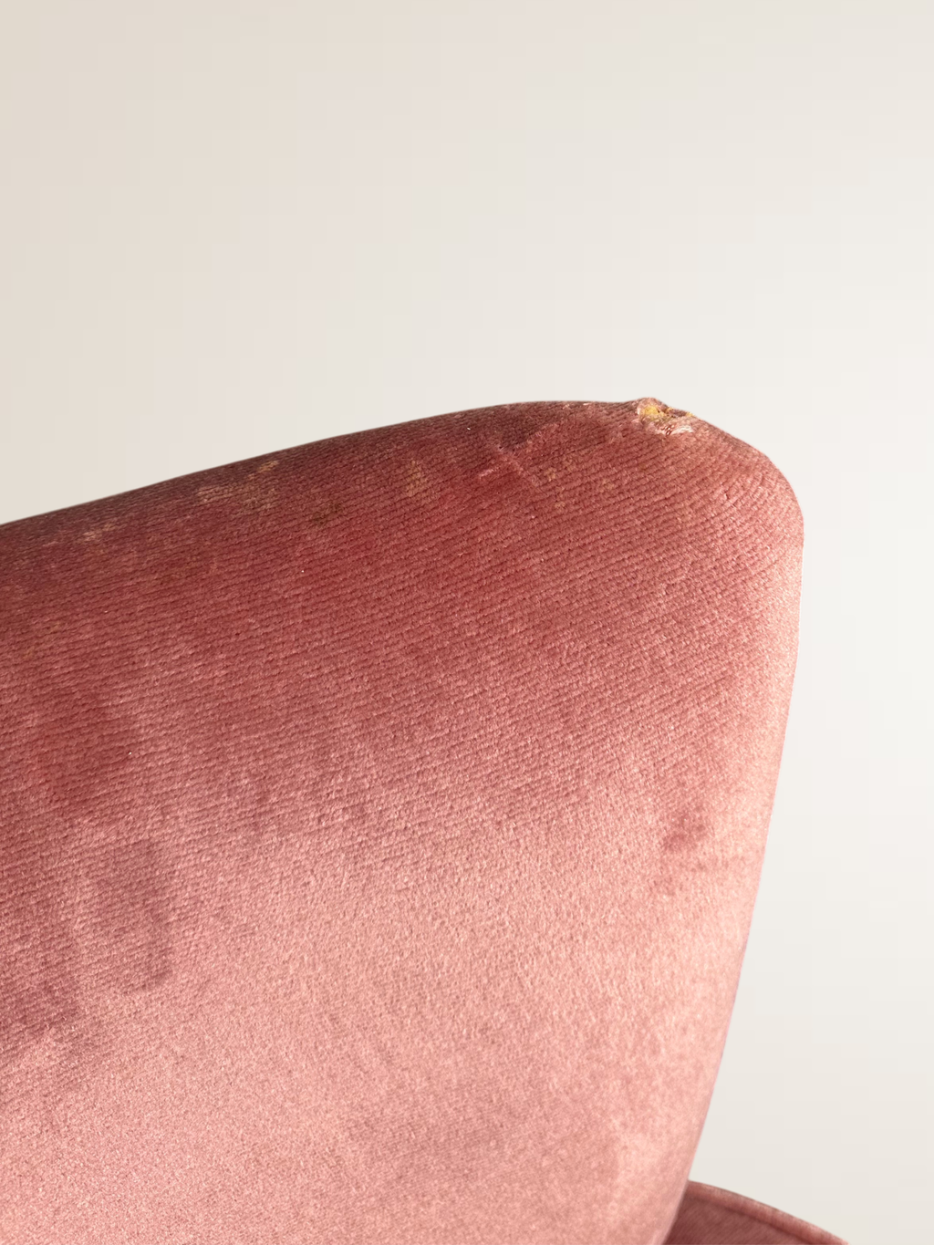 Paire de chauffeuses crapauds en velours rose
