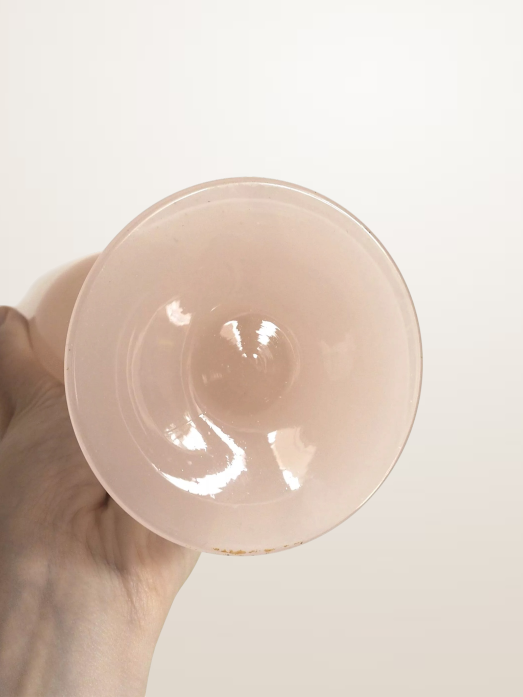 Vase sur pied en opaline rose