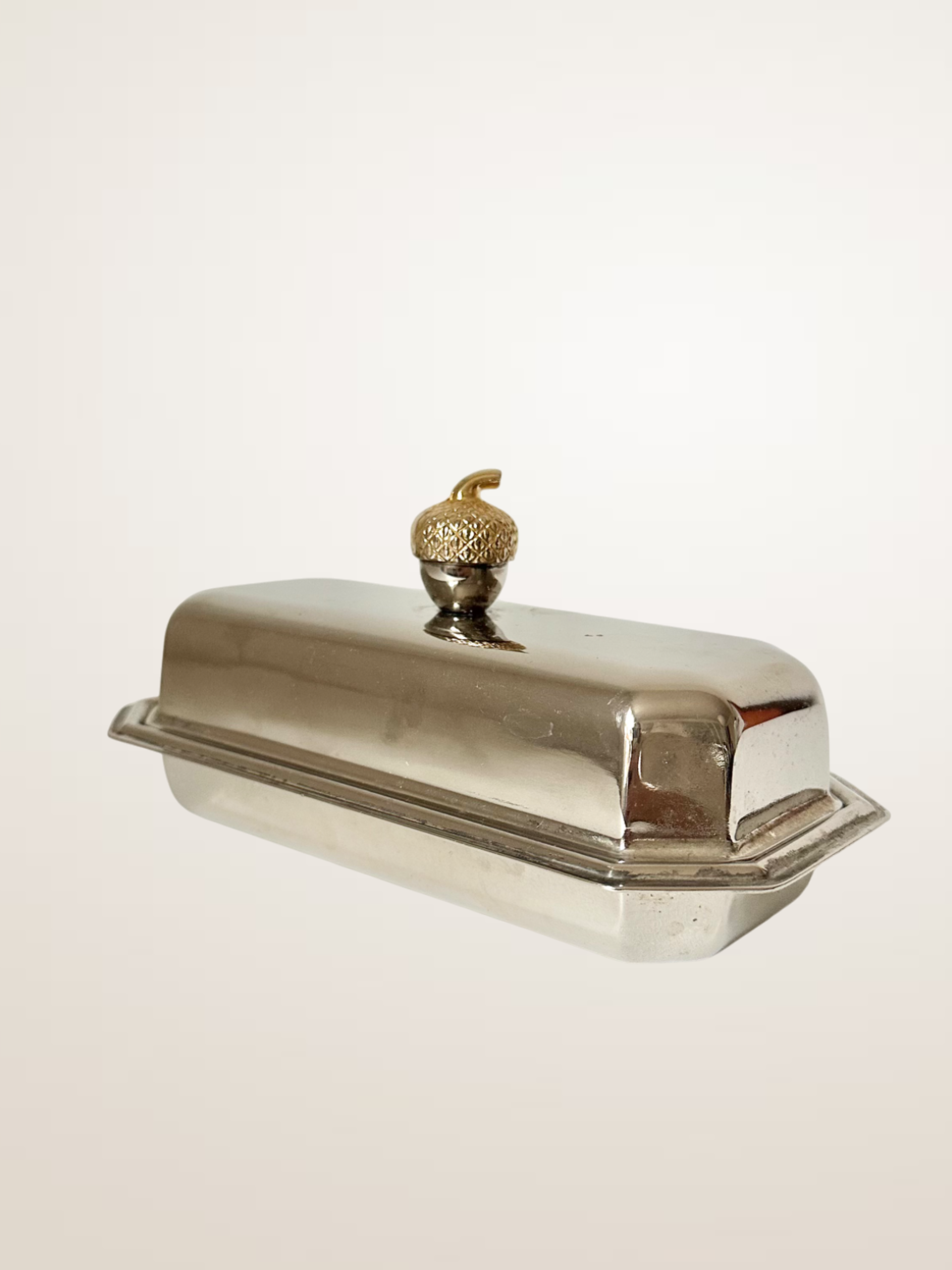 Beurrier couvert en métal argenté, bouton noisette