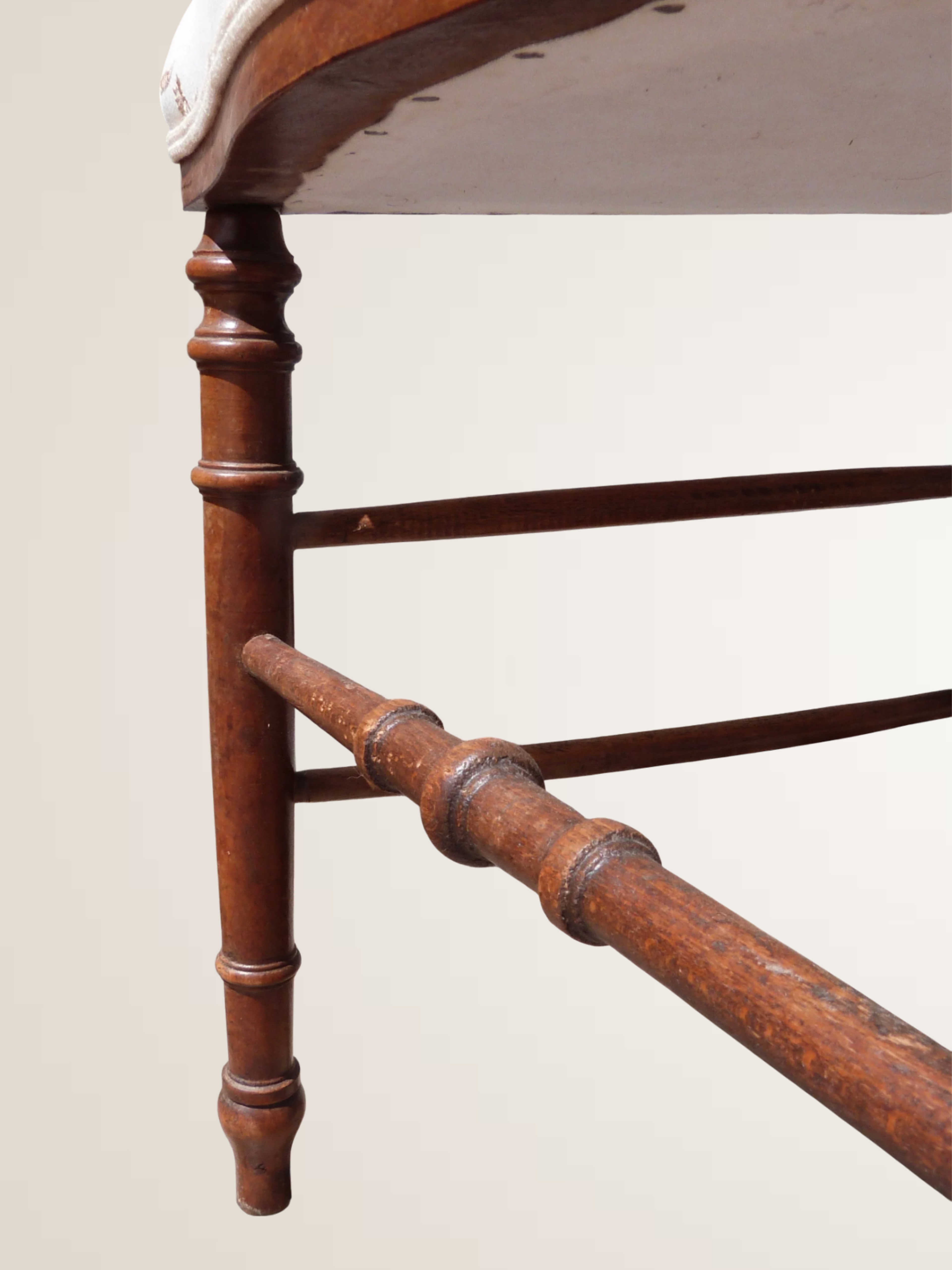Paire de chaises volantes avec assise tapissée