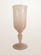 Vase sur pied en opaline rose