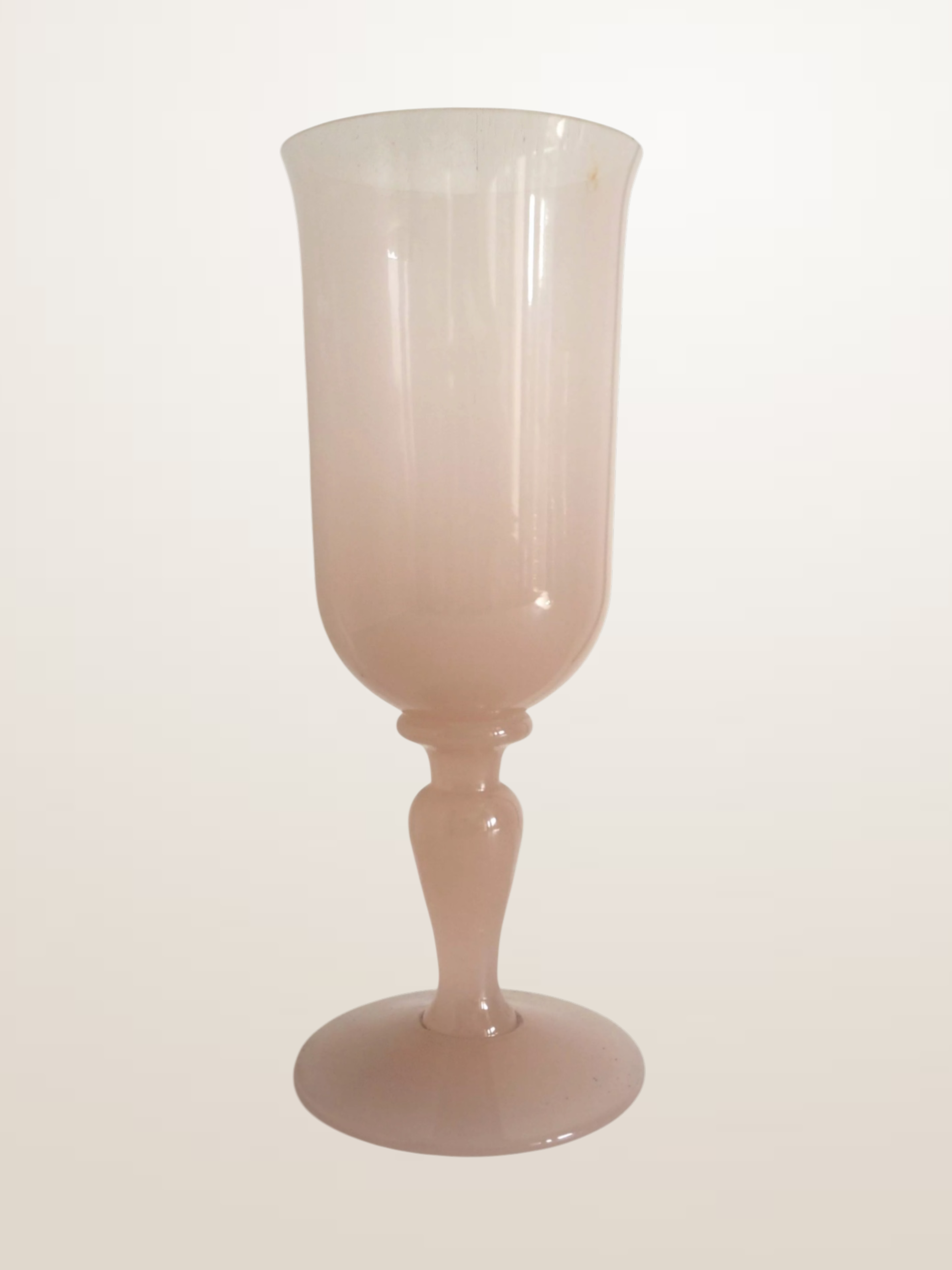 Vase sur pied en opaline rose