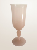 Vase sur pied en opaline rose