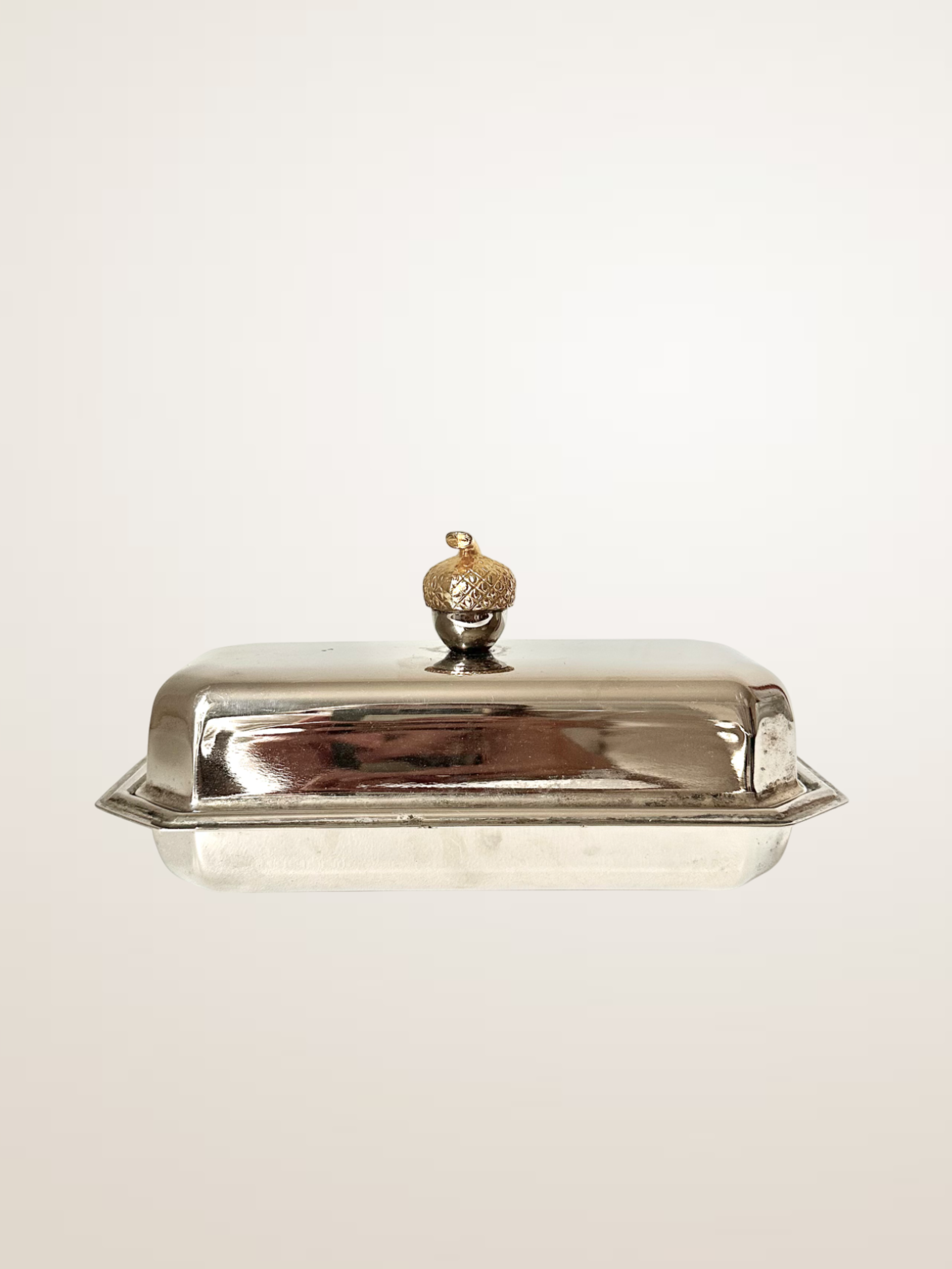 Beurrier couvert en métal argenté, bouton noisette