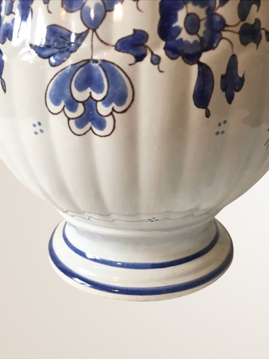 Pichet en faïence de Moutiers, décor bleu peint à la main