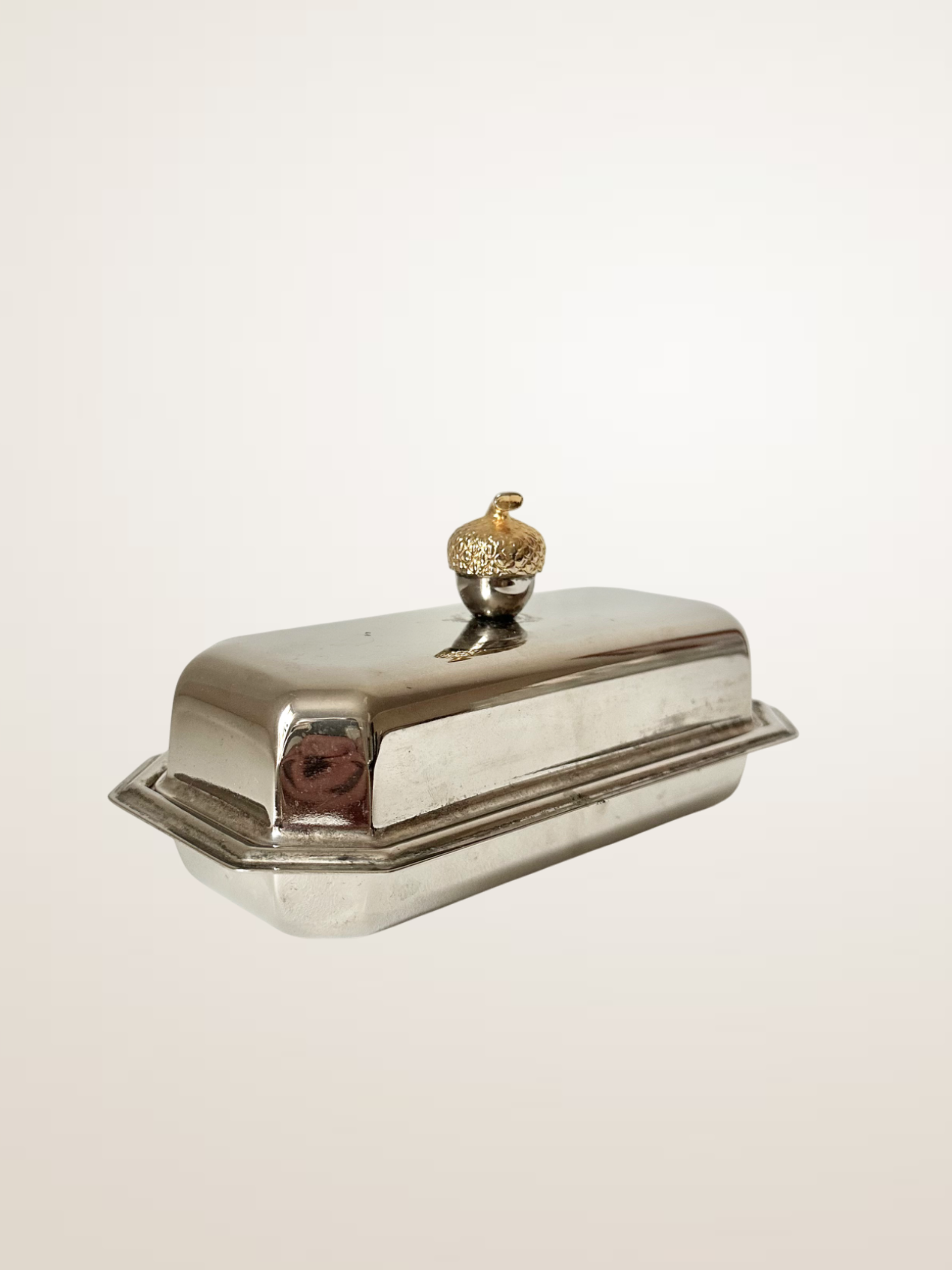 Beurrier couvert en métal argenté, bouton noisette