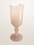 Vase sur pied en opaline rose