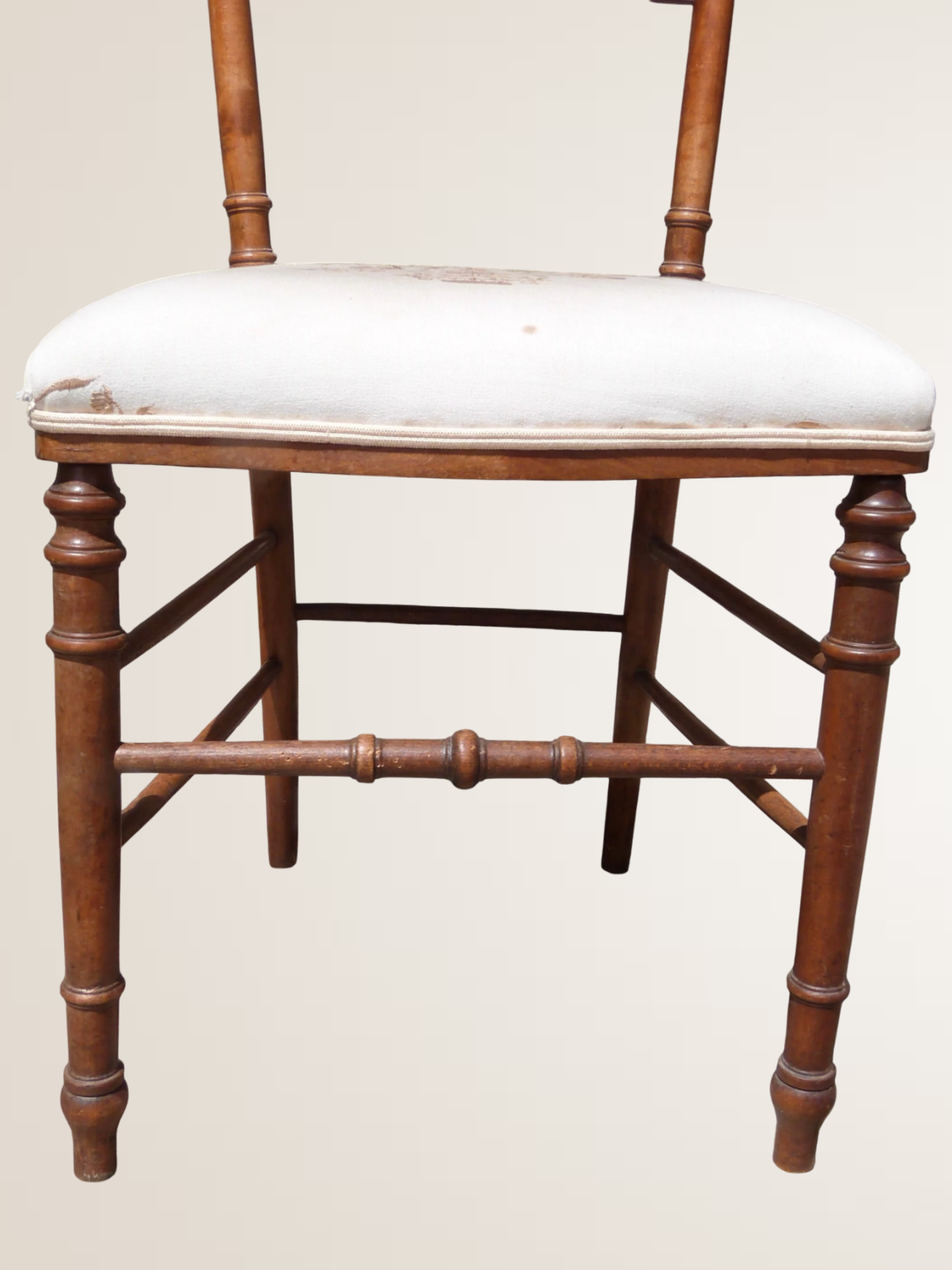 Paire de chaises volantes avec assise tapissée