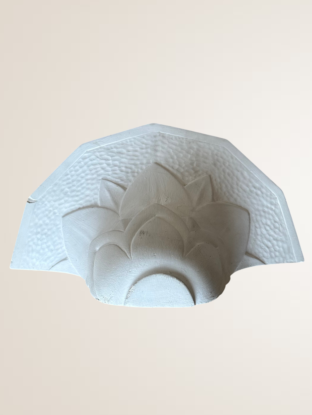 Paire d'appliques en plâtre, décor palmettes, XXe