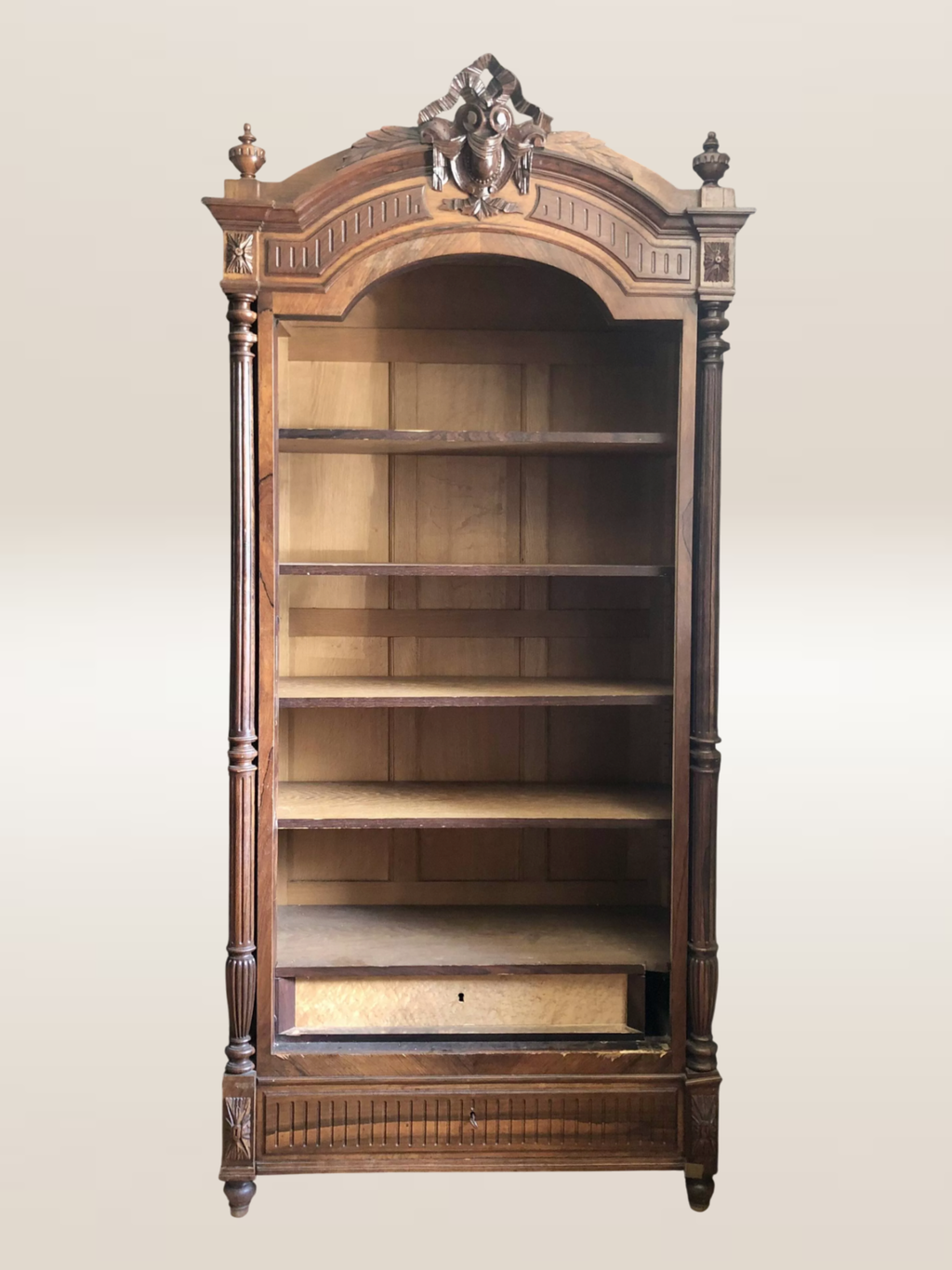 Bibliothèque en bois massif et placage