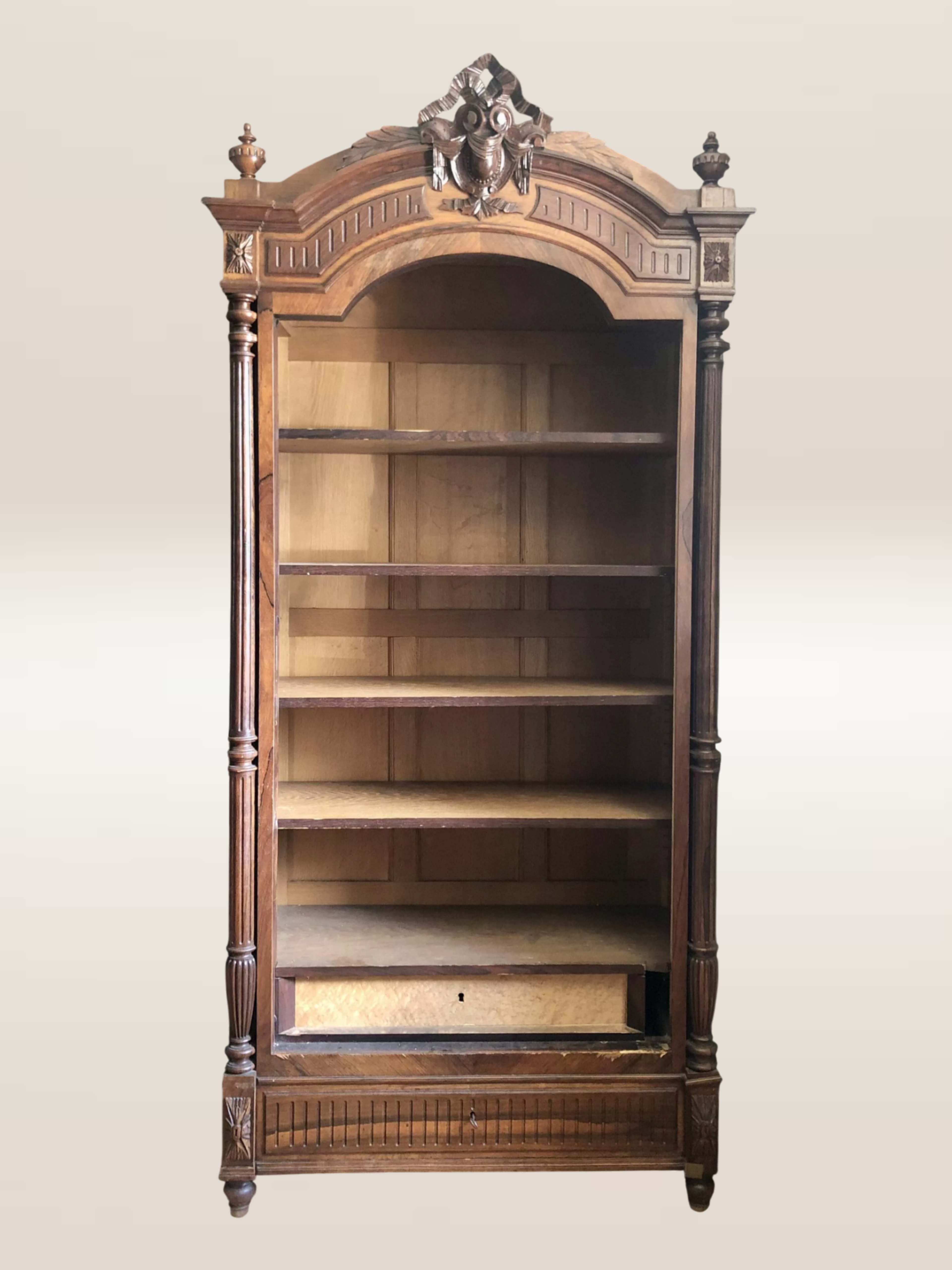 Bibliothèque en bois massif et placage