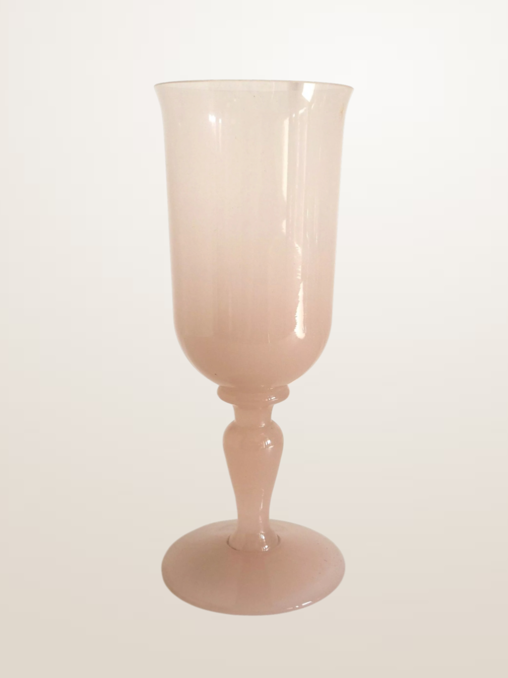 Vase sur pied en opaline rose