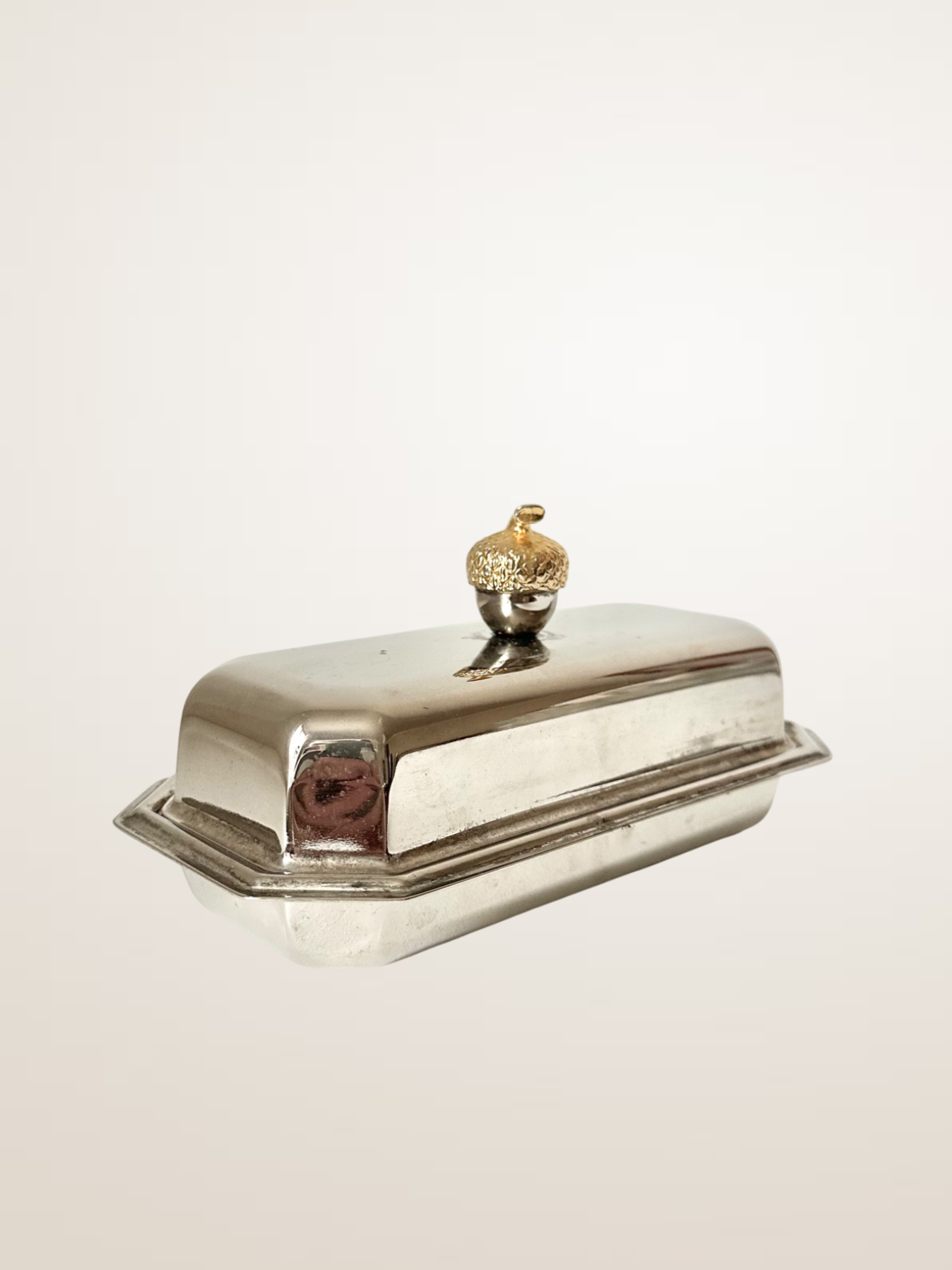 Beurrier couvert en métal argenté, bouton noisette