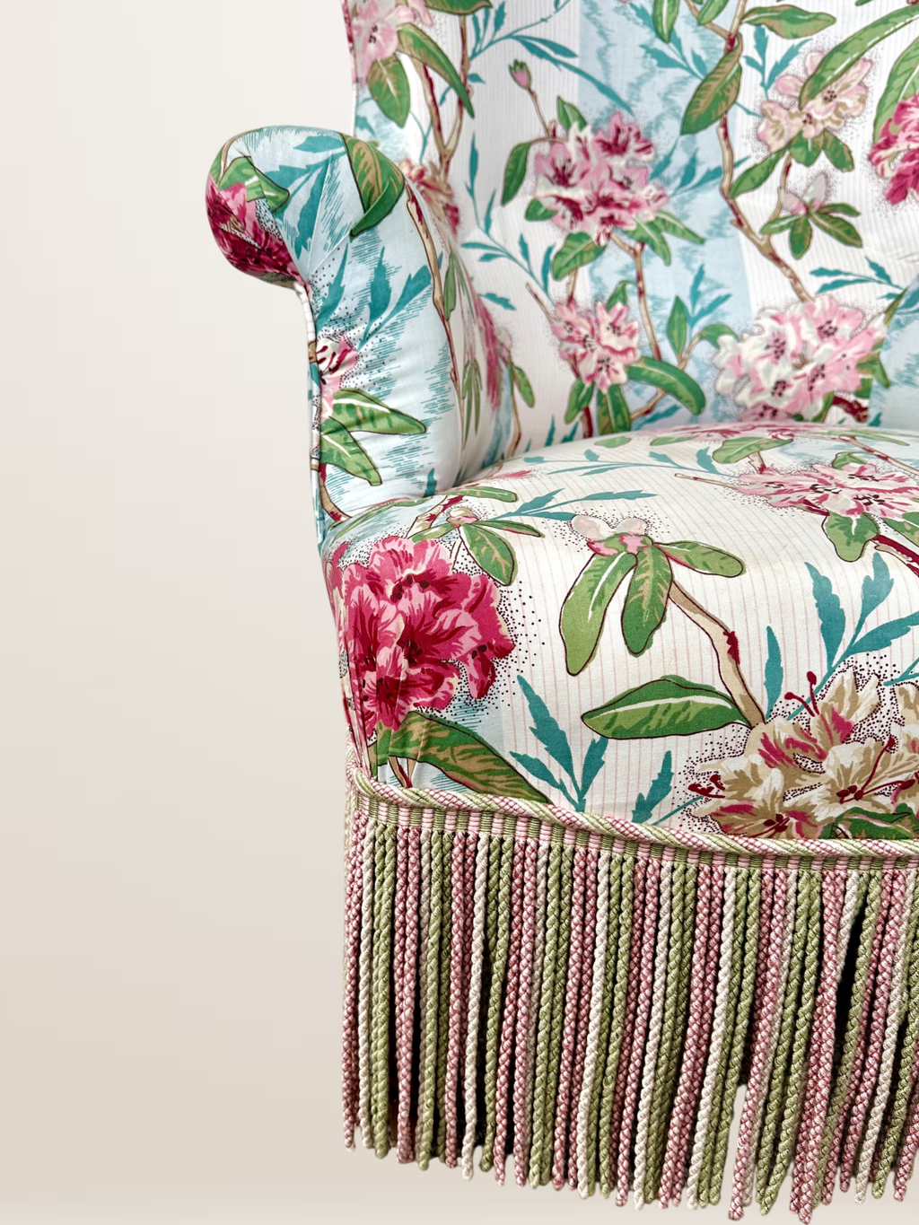 Fauteuil crapaud style Napoléon III, tissu fleuri avec coussin