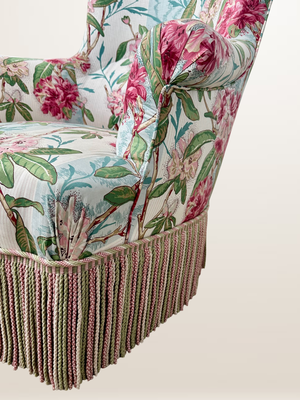 Fauteuil crapaud style Napoléon III, tissu fleuri avec coussin
