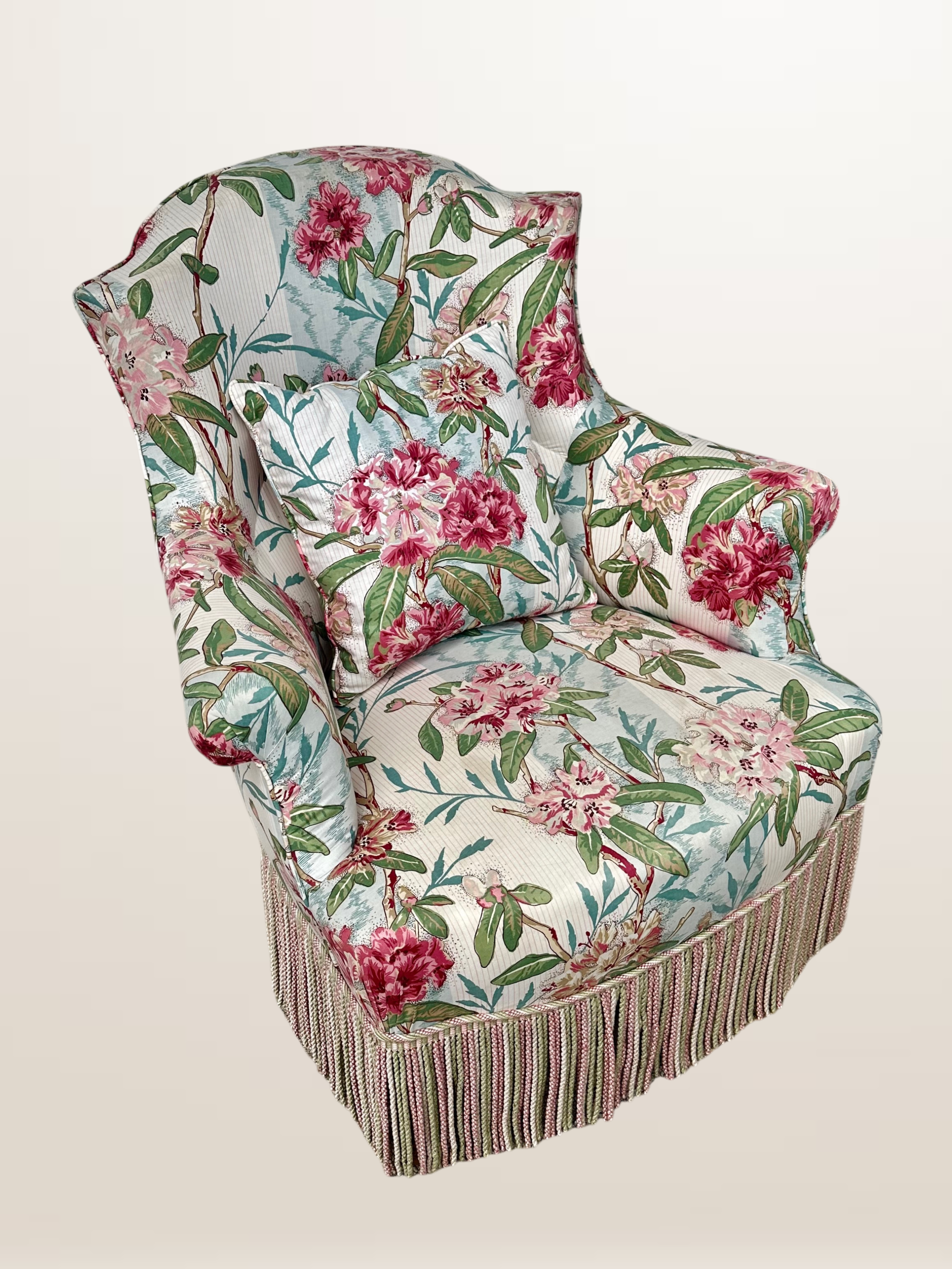 Fauteuil crapaud style Napoléon III, tissu fleuri avec coussin