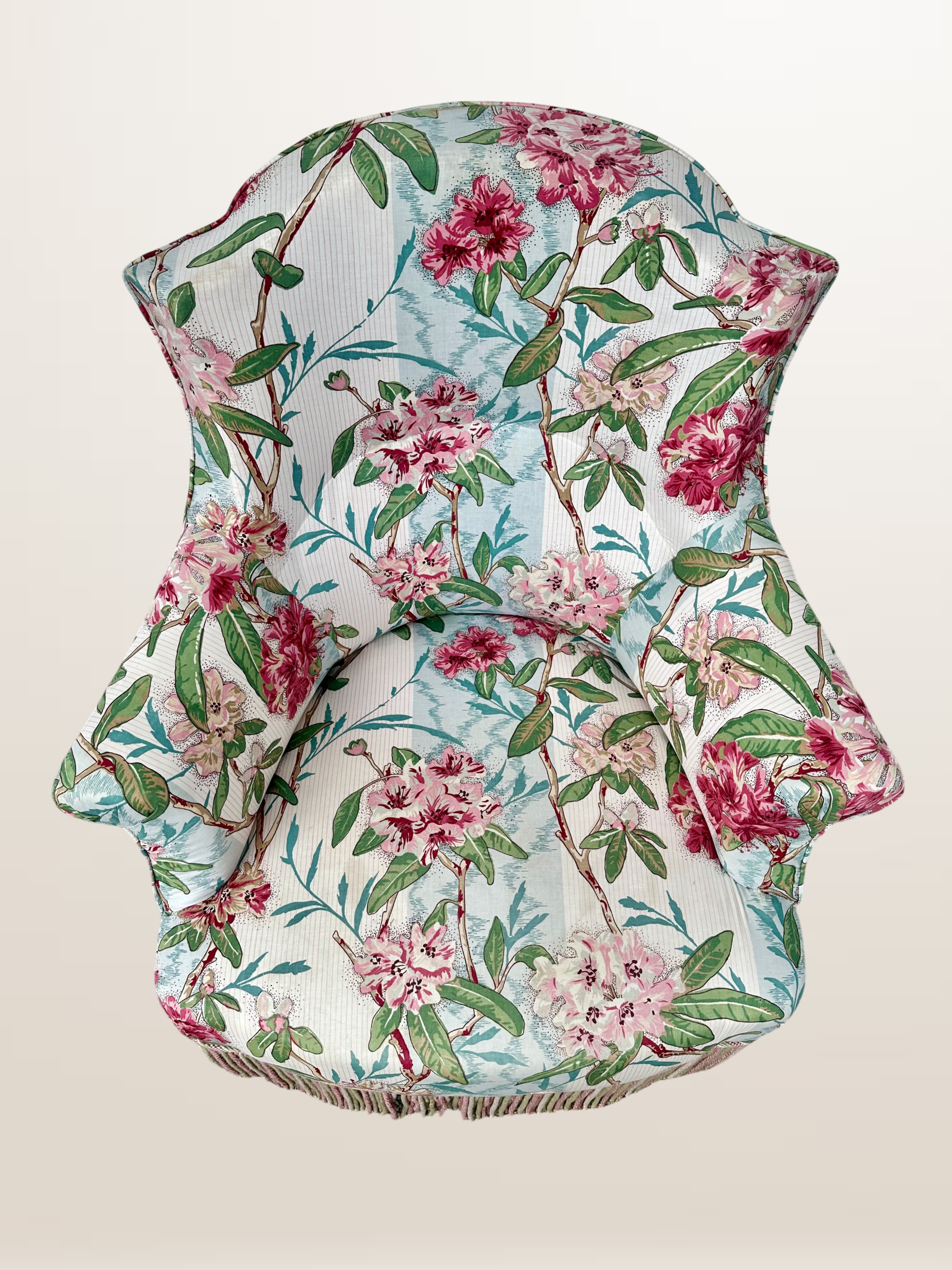 Fauteuil crapaud style Napoléon III, tissu fleuri avec coussin