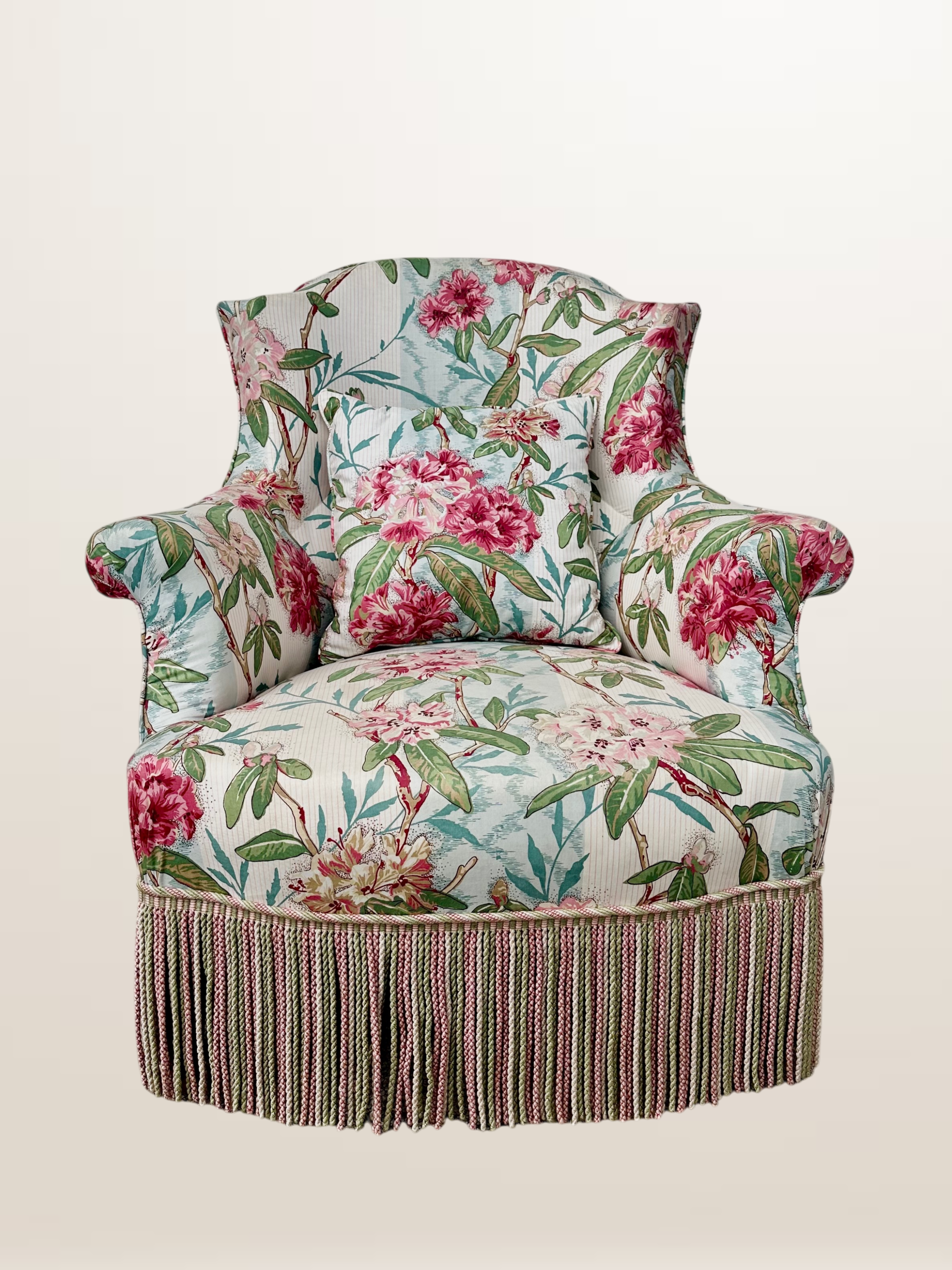 Fauteuil crapaud style Napoléon III, tissu fleuri avec coussin
