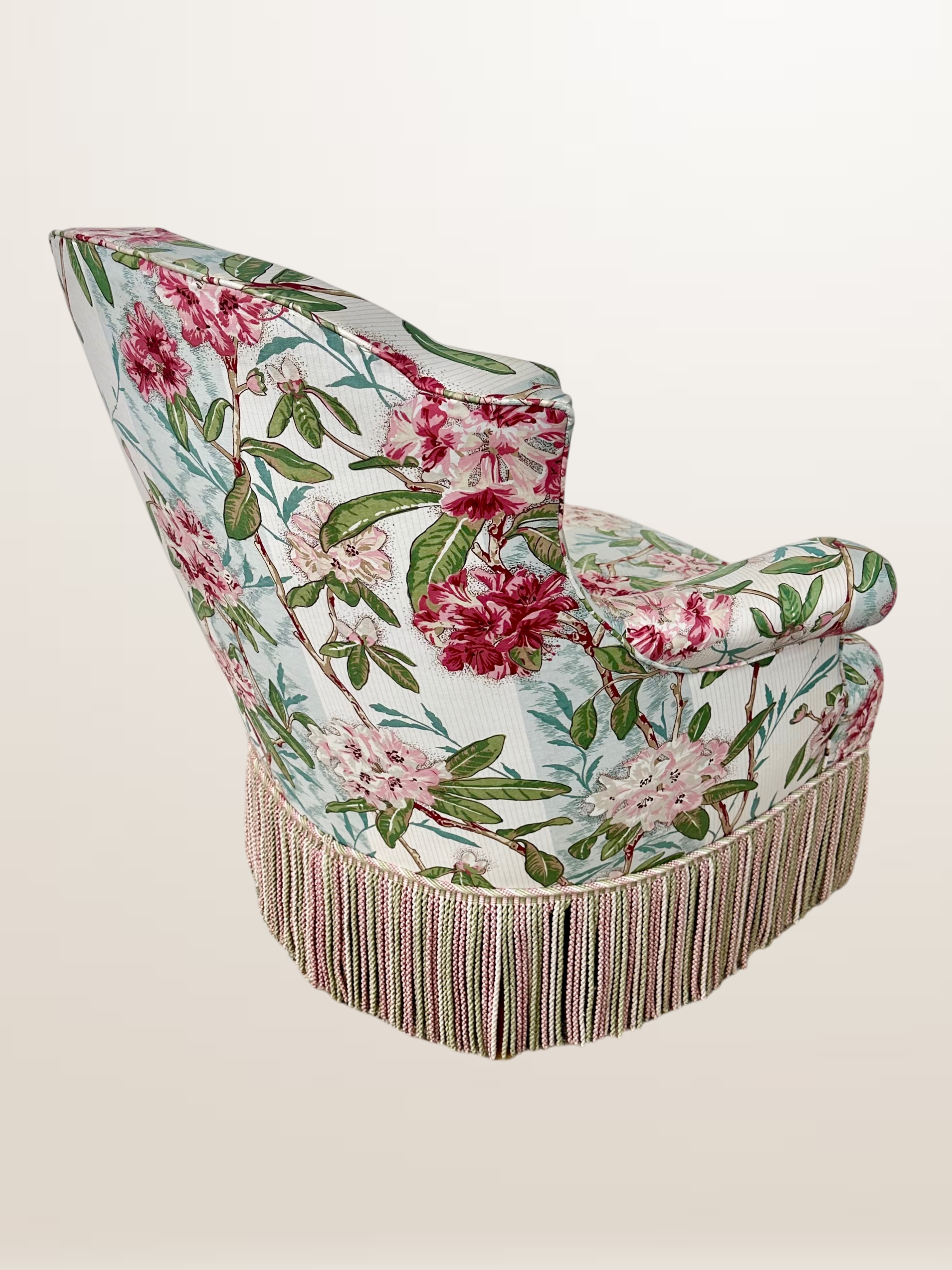 Fauteuil crapaud style Napoléon III, tissu fleuri avec coussin