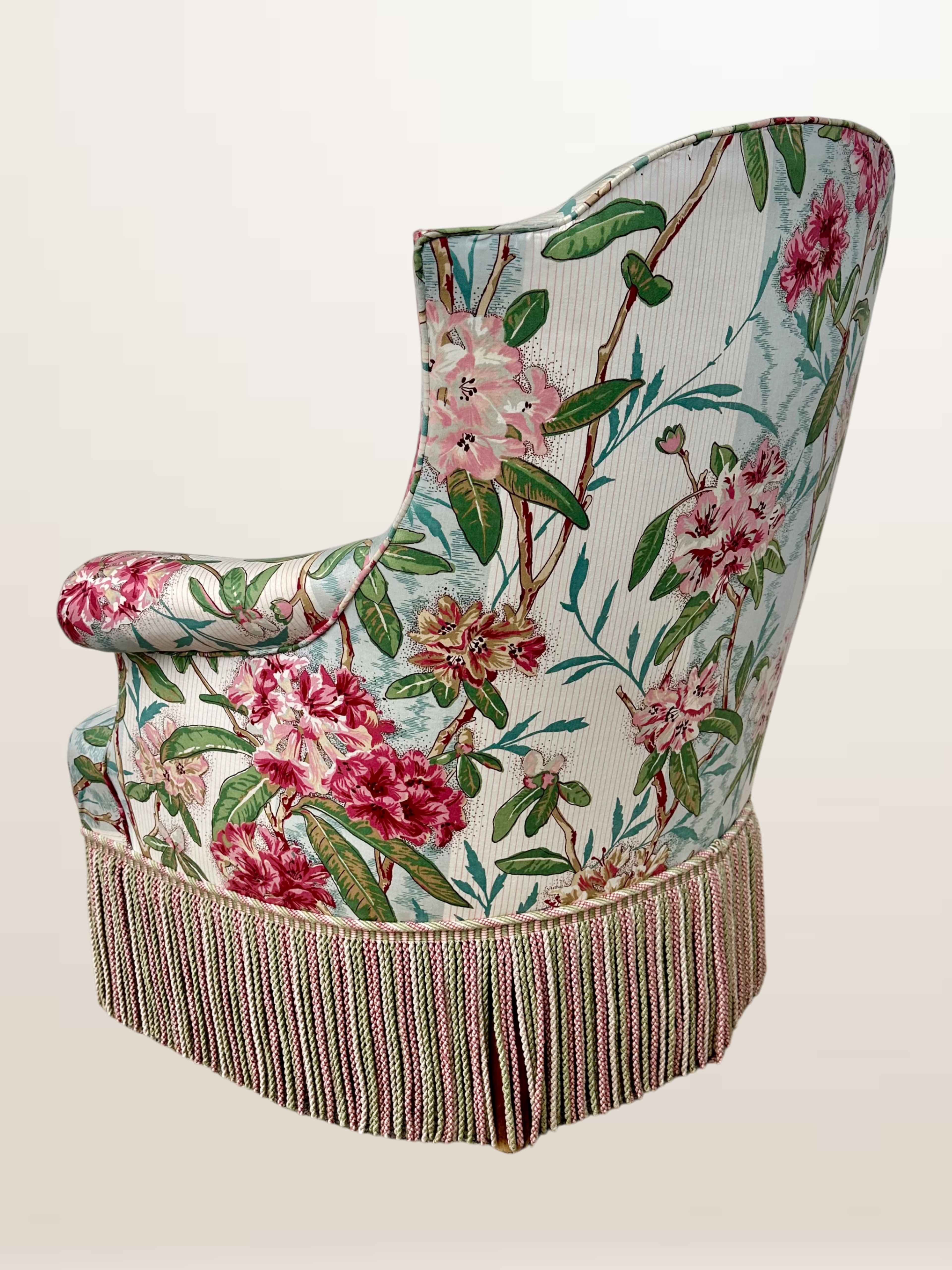 Fauteuil crapaud style Napoléon III, tissu fleuri avec coussin
