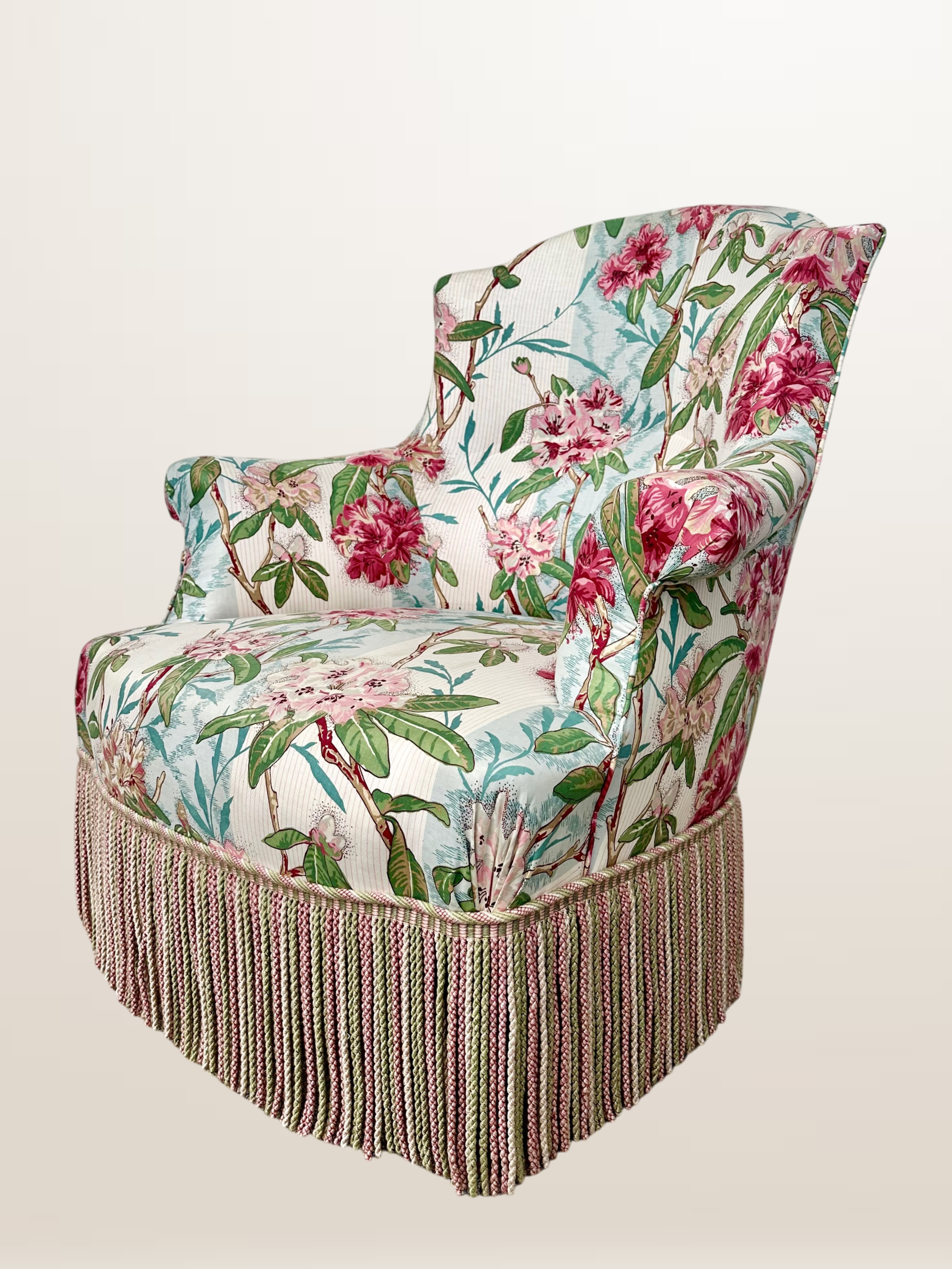 Fauteuil crapaud style Napoléon III, tissu fleuri avec coussin