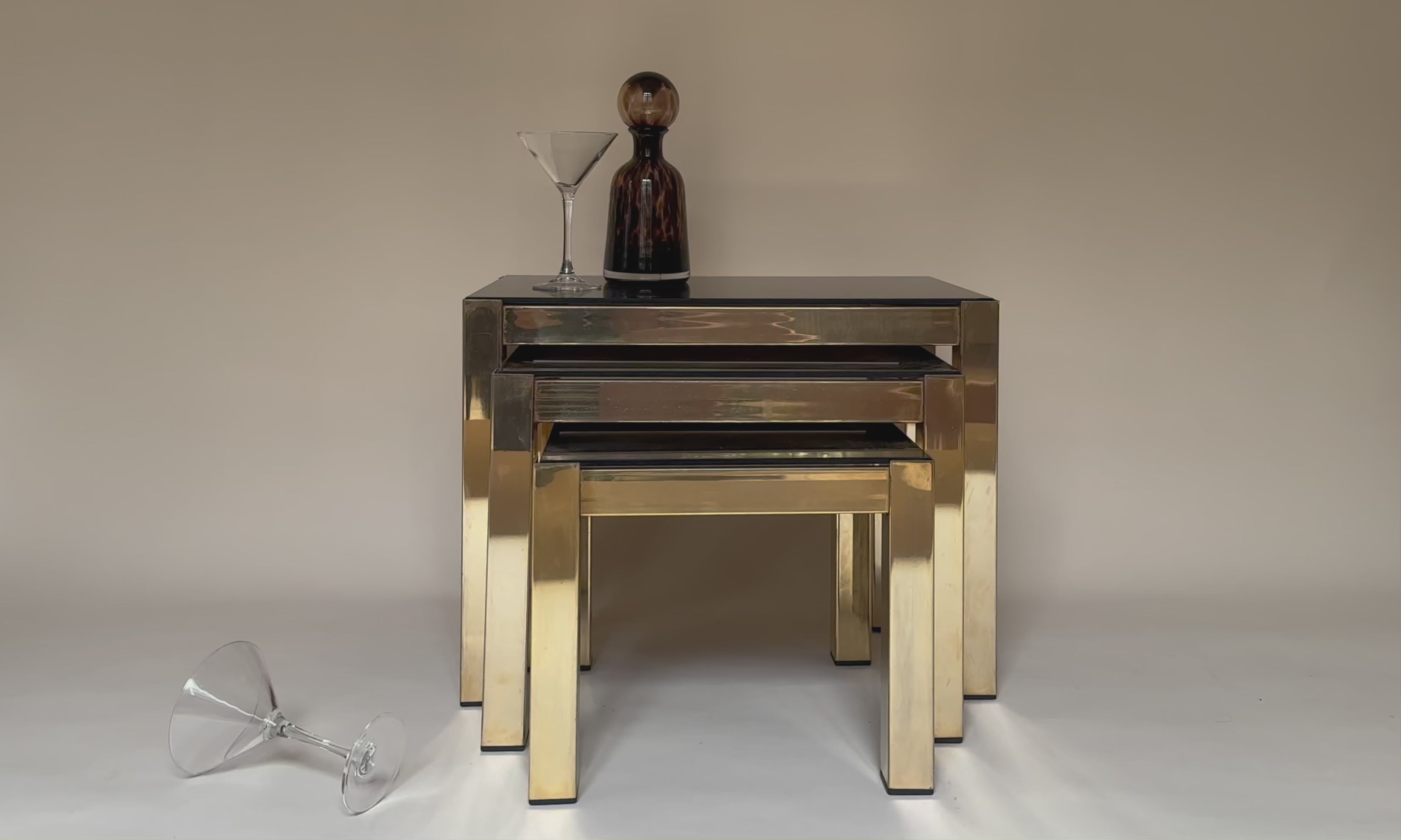 Tables gigognes en laiton et miroir fumé